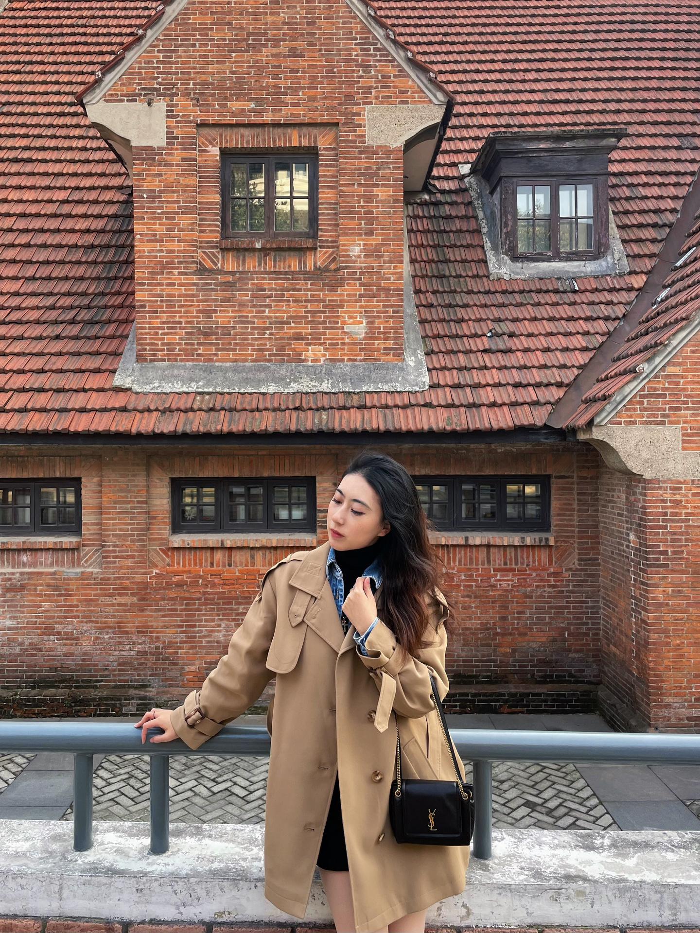 Мини-юбка YSL Nolita из черной кожи - фото в наряде.