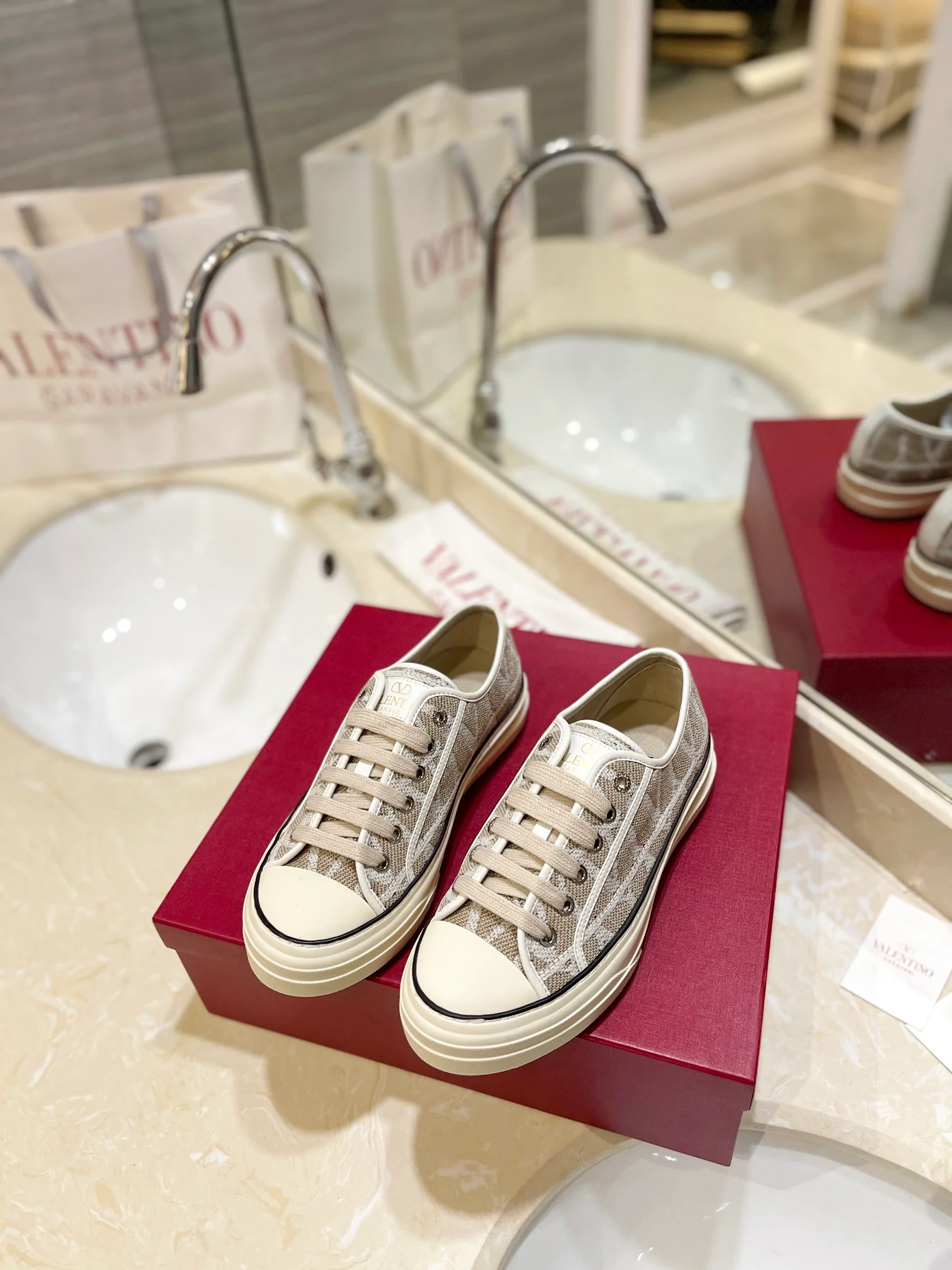 Низкие парусиновые кеды Valentino, повседневная обувь унисекс, абрикосовый цвет.