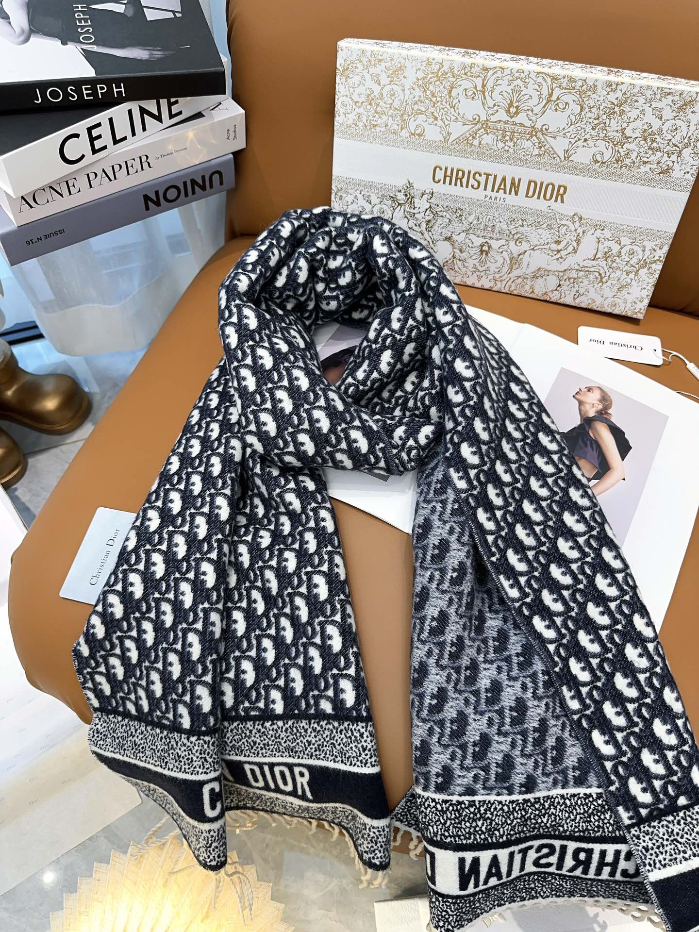 Классический длинный шарф Dior 2024 с логотипом по всей поверхности