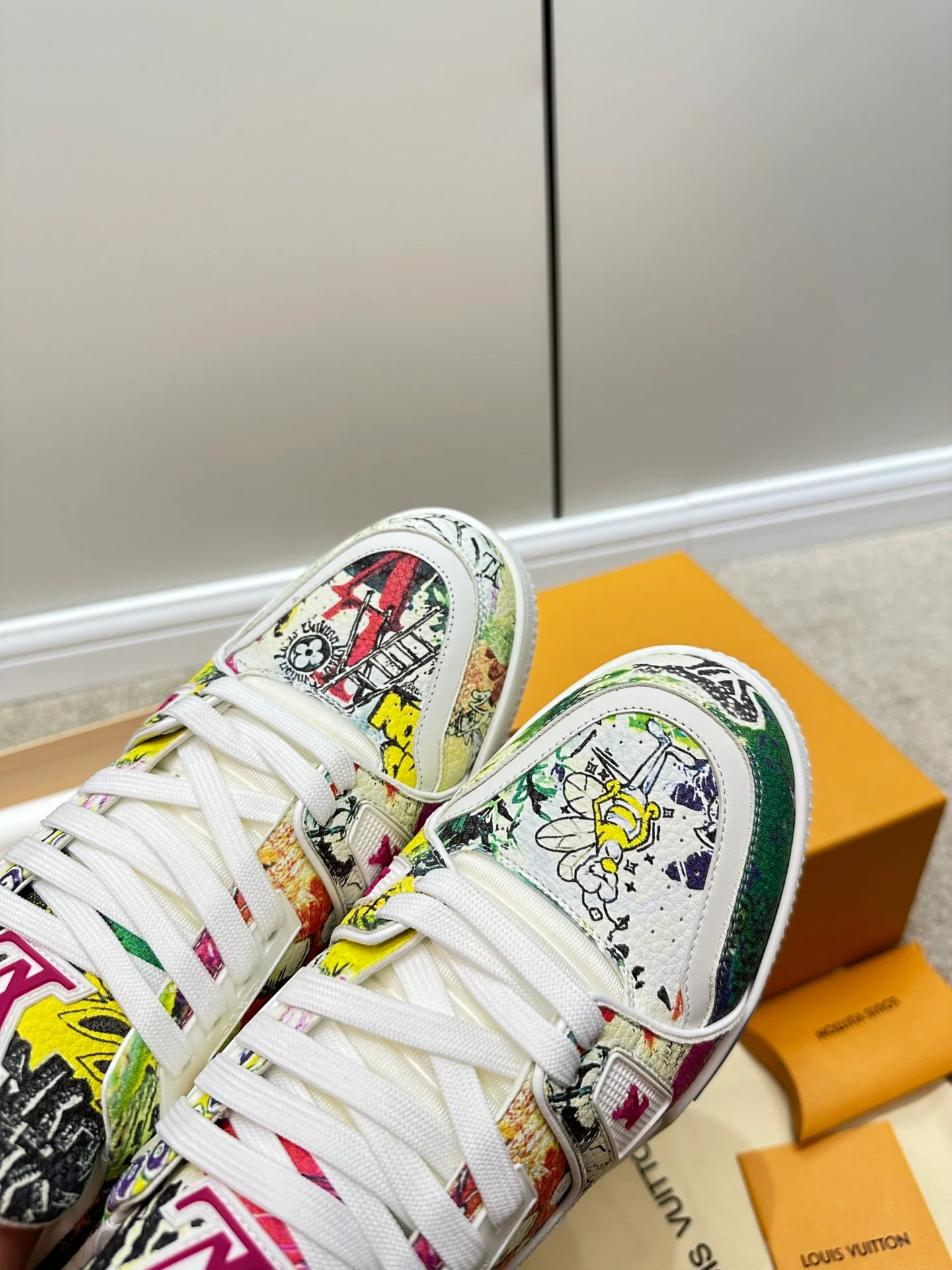 Кроссовки LV Trainer в стиле граффити.