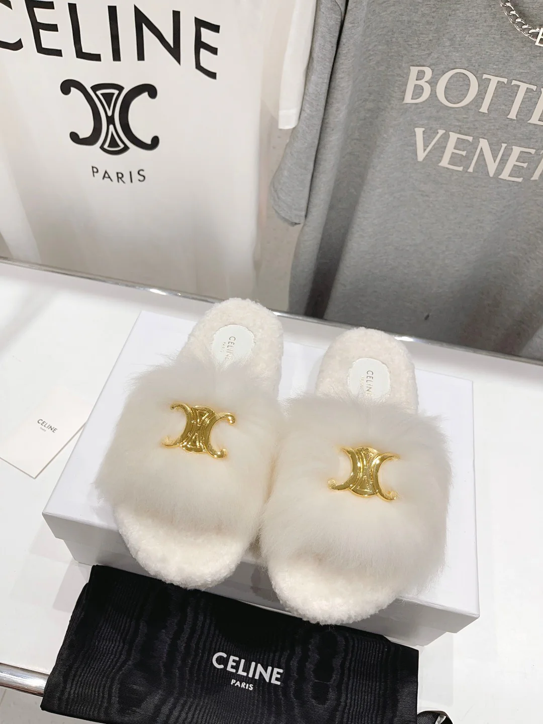 Новинка сезона осень/зима 2023 от Celine - Шерстяные тапочки - Перекрестный крой - Белый - 1