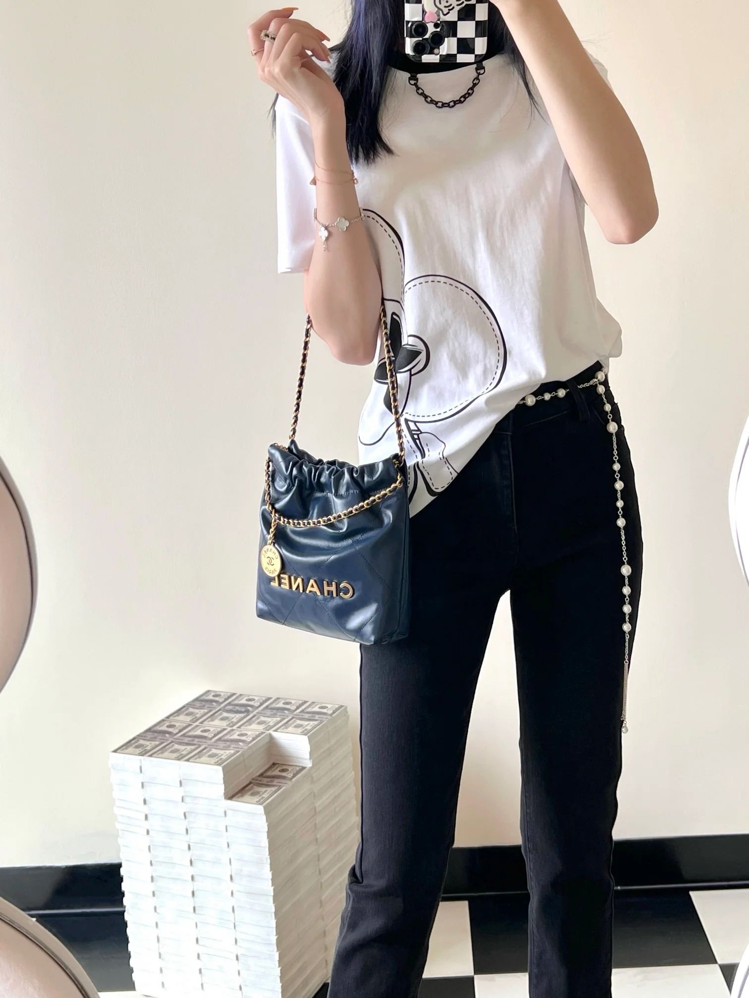 Новая коллекция Chanel Весна/Лето 2023 - Сумка 22 - Мини - Темно-синий - Фотографии в действии