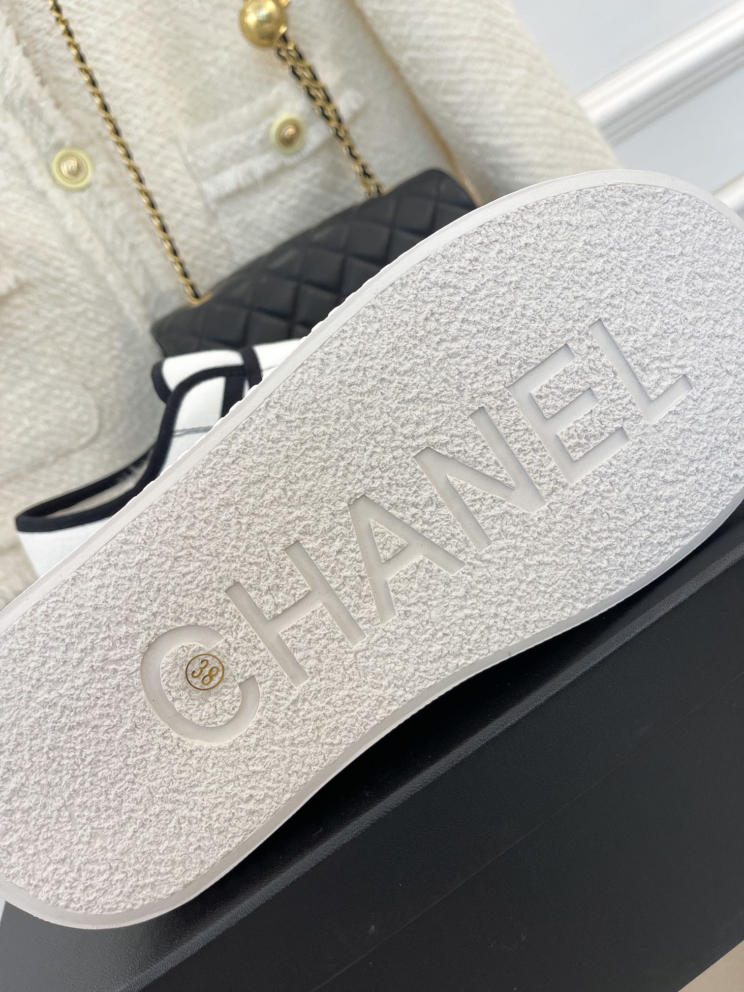 Новинка сезона осень/зима 2022 от Chanel - повседневные туфли на платформе с застежкой-липучкой.