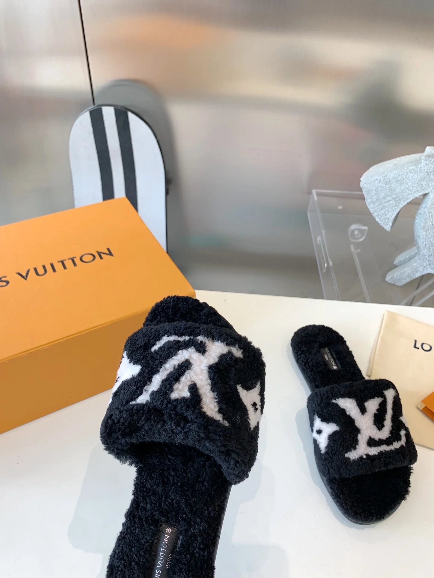 Новинка LV 2022 года - Меховые тапочки - Черные