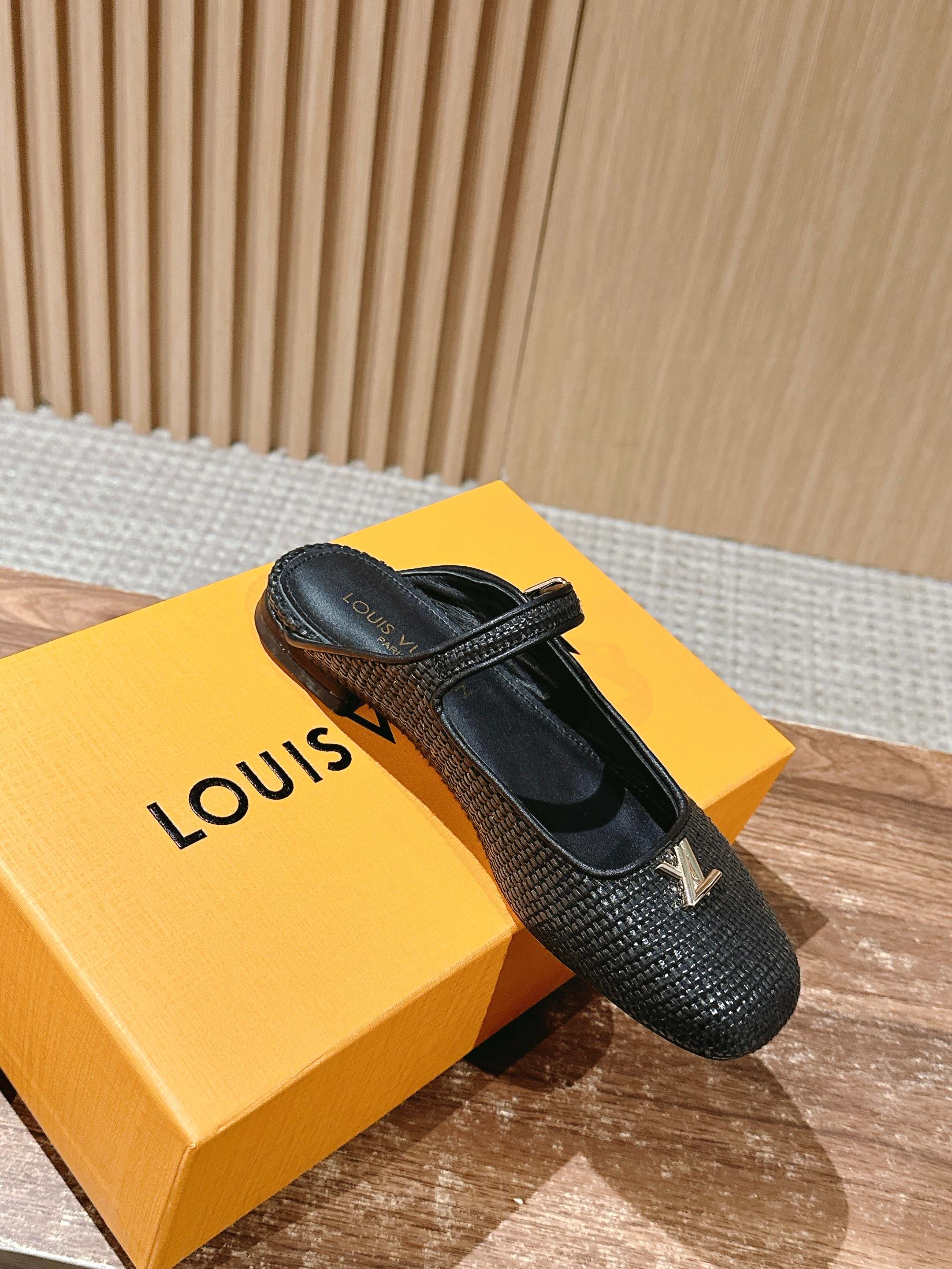 LV - Закрытые домашние тапочки - Черные