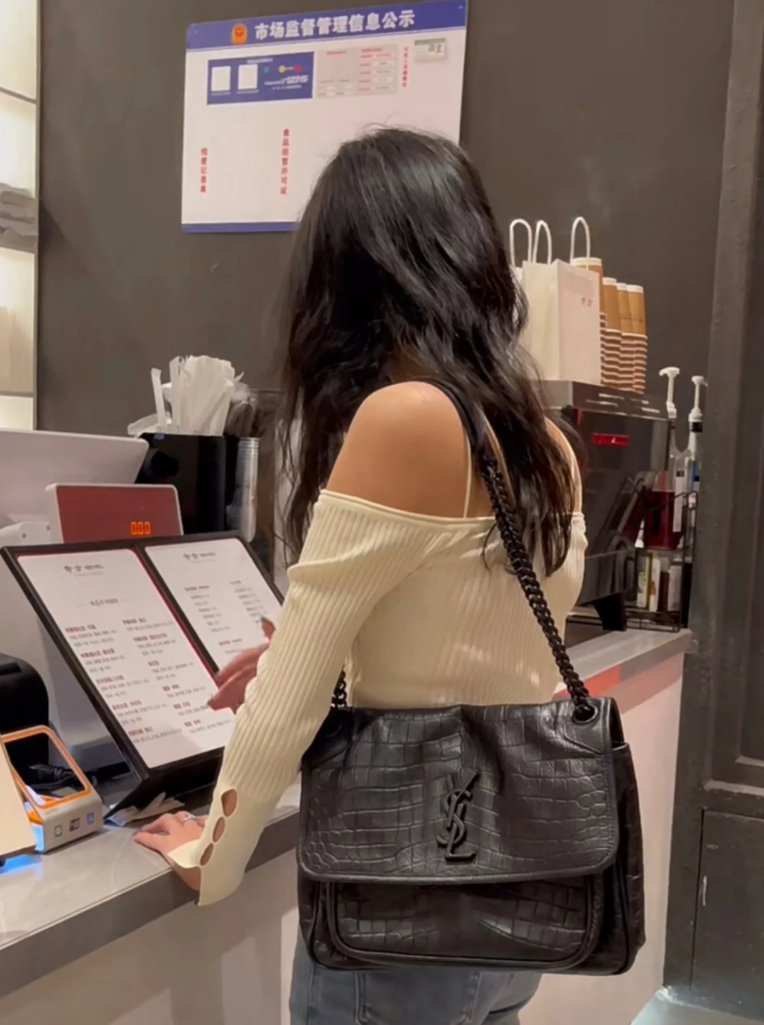 YSL Niki Baby 28 см, черная цепочка с крокодиловым принтом