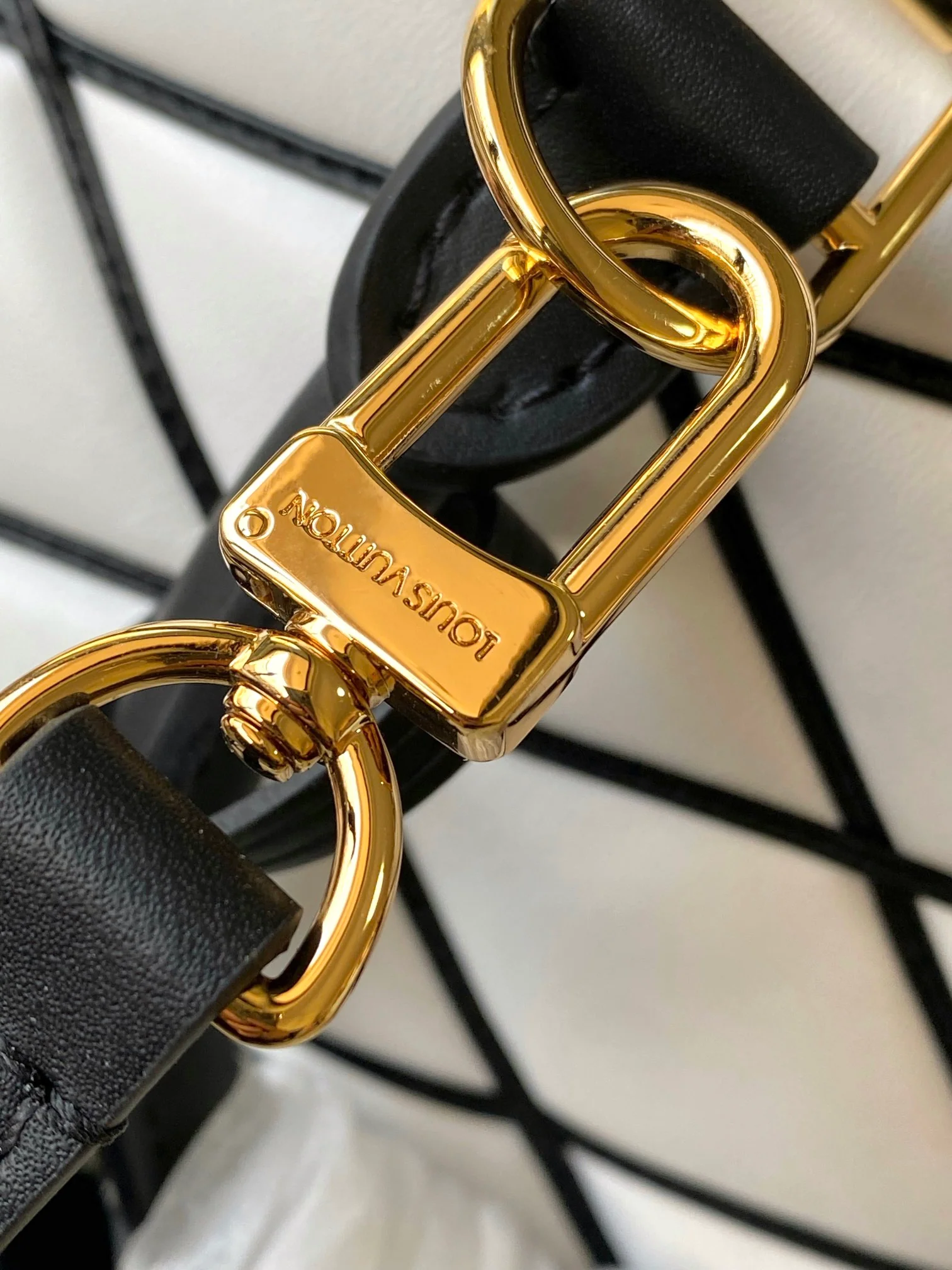 m23666-LV-nicolas-ghesquiere-shell bag-white