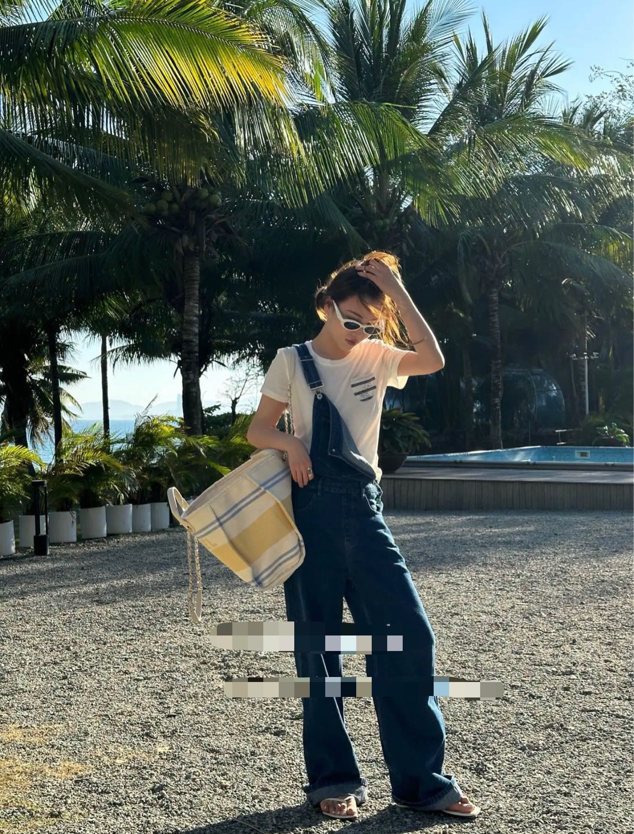 Пляжная сумка Chanel 25c, косметичка, ярко-желтая.