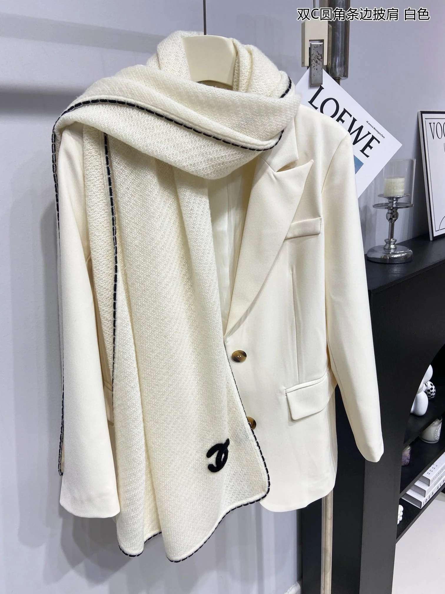 Шарф Chanel 2024 с закругленными углами - кремовый