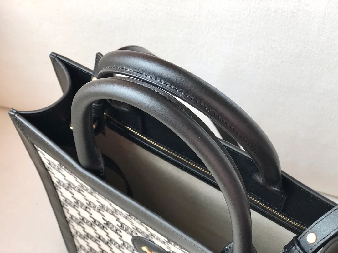 Сумка Celine Cabas Small Triomphe с вышивкой, вертикальная.