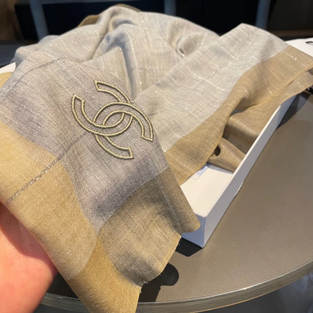 Chanel - Легкий шарф в клетку с золотой нитью - 90-210 см - Высококачественный австралийский импортный чистый кашемир - 1 шт.