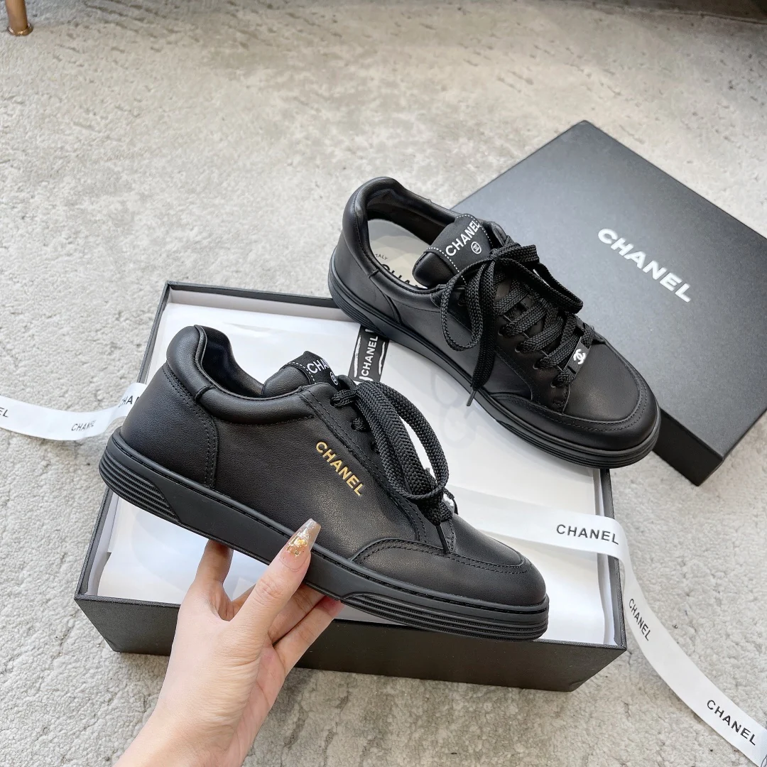 Новинка сезона весна/лето 2023 от Chanel - кроссовки с золотистой отделкой - черные.
