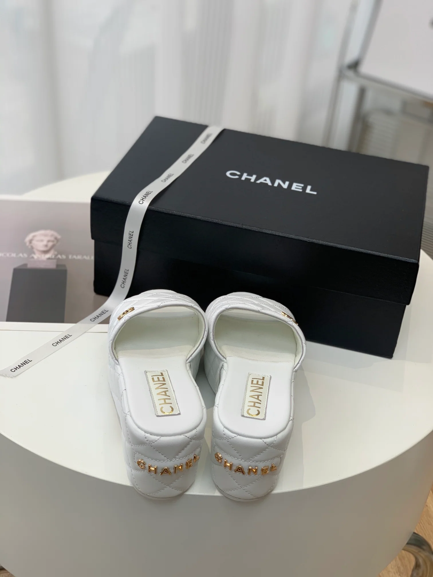 Новинка 2023 года от Chanel - Тапочки на платформе с ромбовидным узором - Белые - 1 шт.