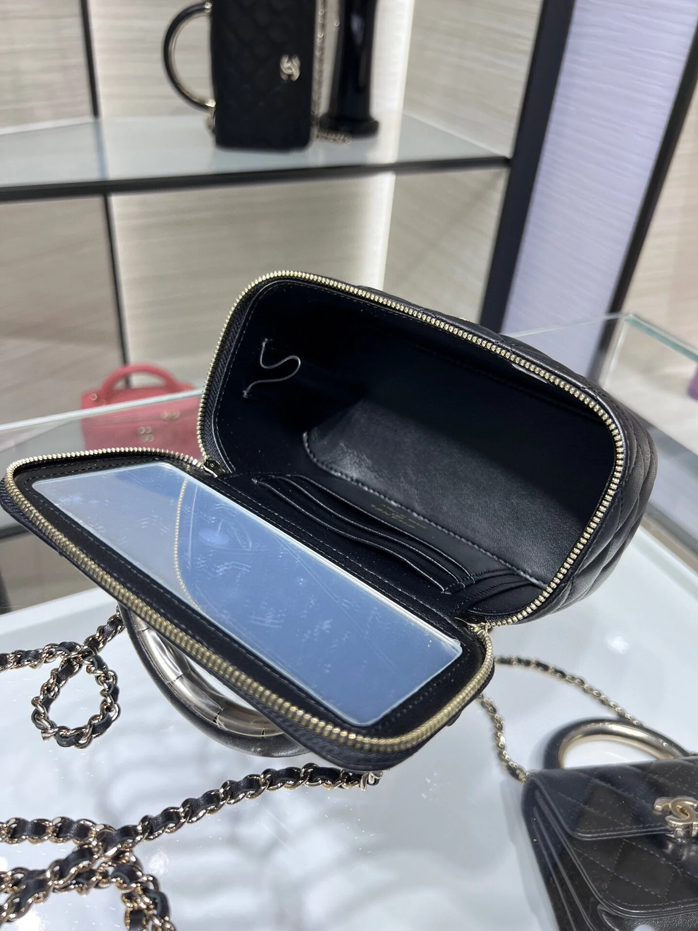 Сумочка для помады Chanel Métiers d'Art 2022 — квадратная, черная, из овечьей кожи.