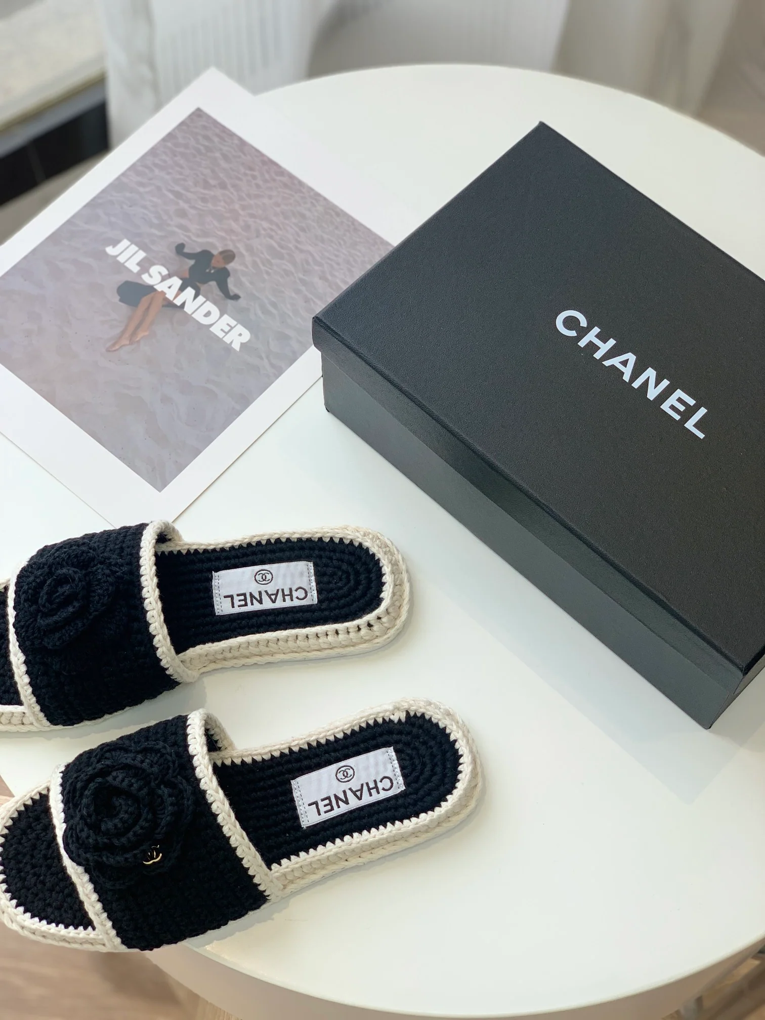 Новинка сезона весна/лето 2023 от Chanel - шерстяные вязаные тапочки 