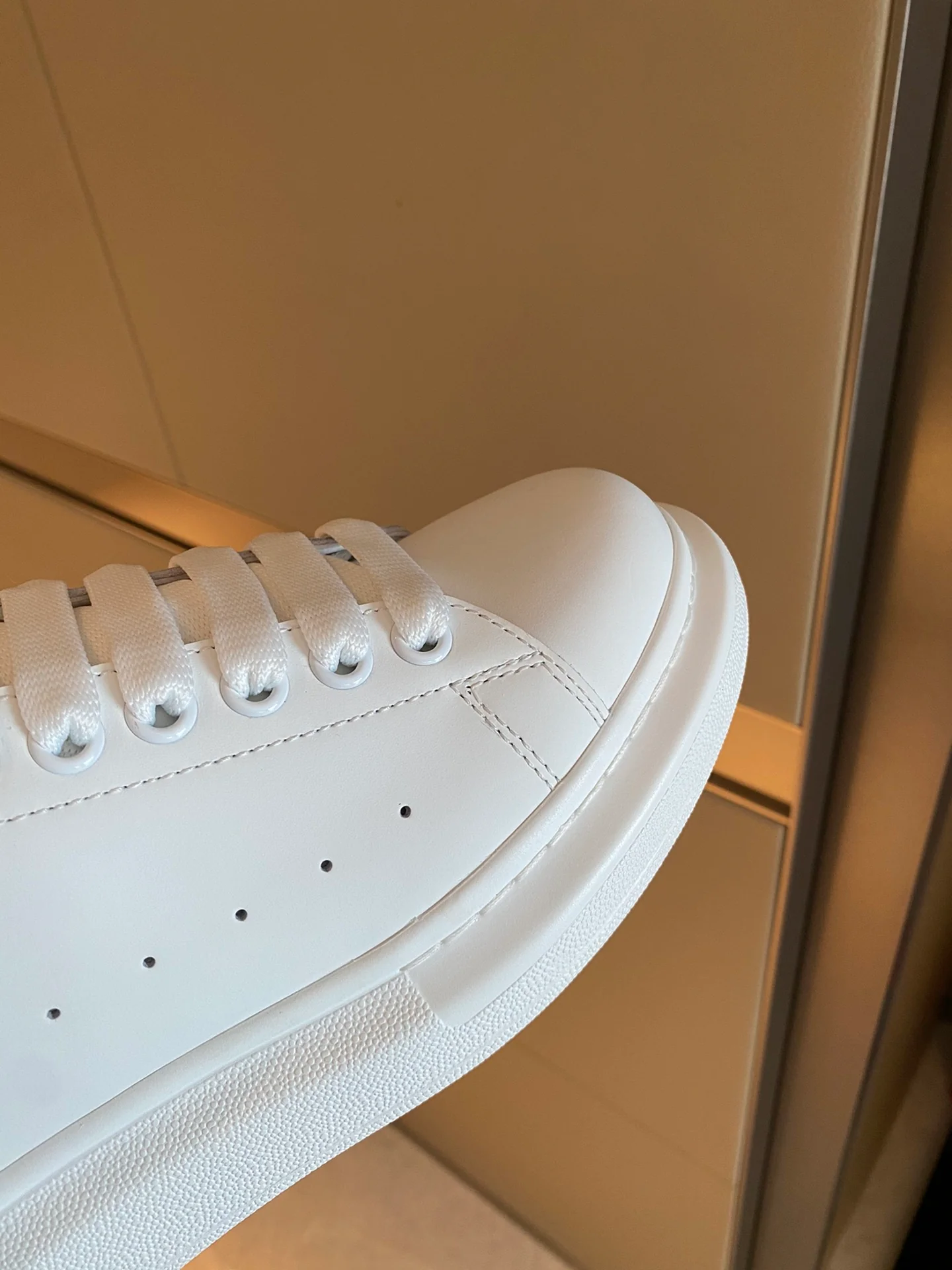 Классические белые кроссовки McQueen - на каблуке-резинке - темно-синие