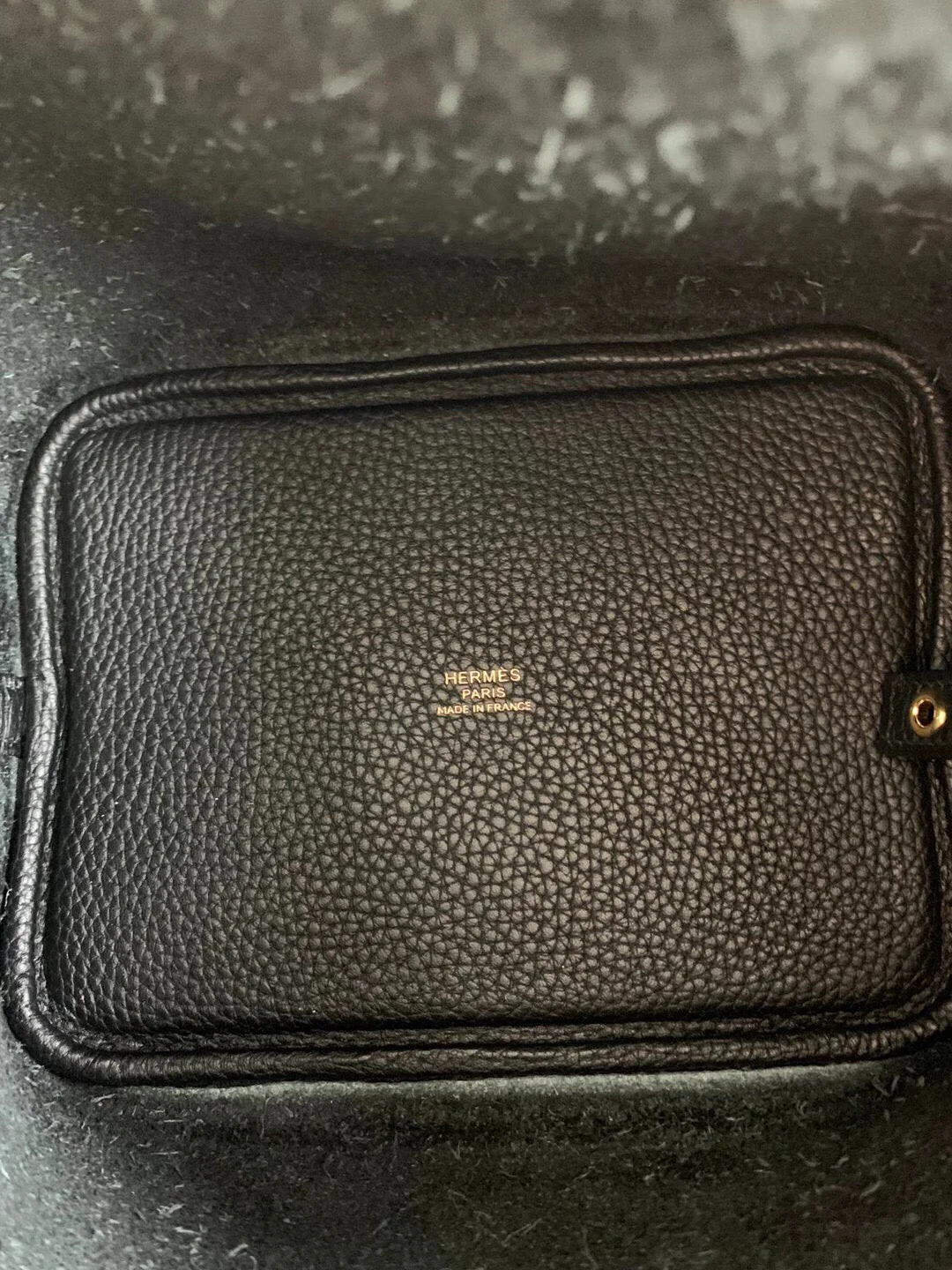 Часы Hermes Picotin 18, черные, с золотой пряжкой.