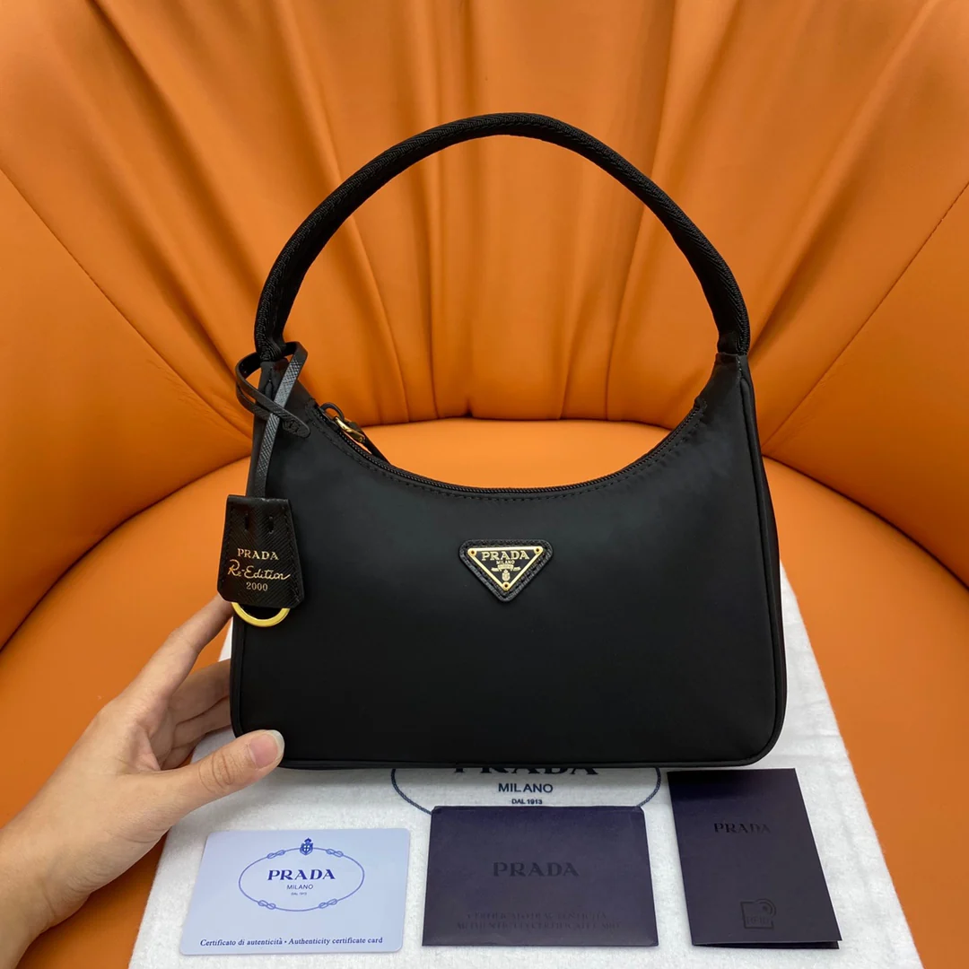 Нейлоновая сумка-хобо Prada с маленькой золотой этикеткой (черная)
