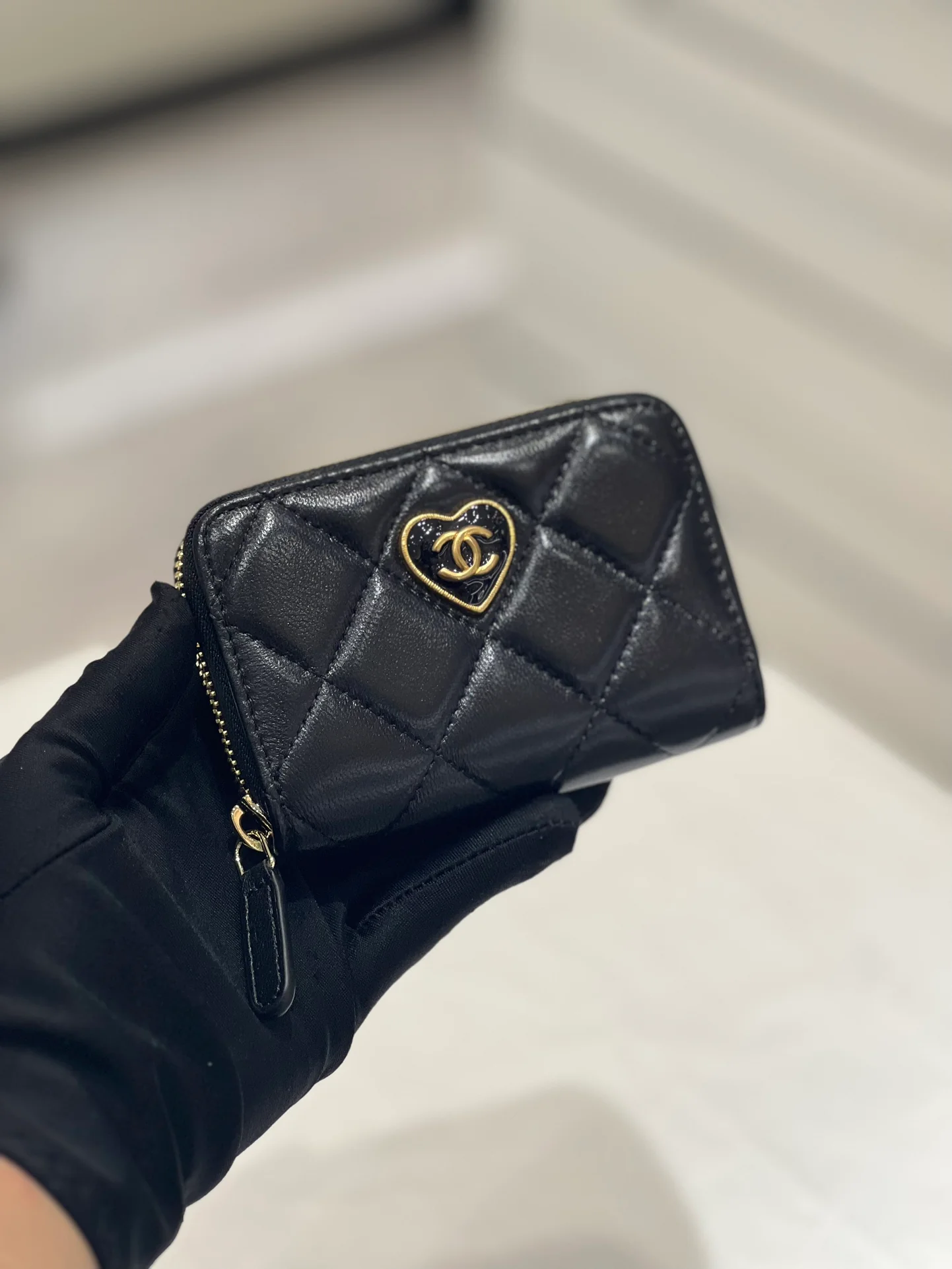 Кошелек-кардхолдер Chanel 23s Heart с эмалированной застежкой-молнией