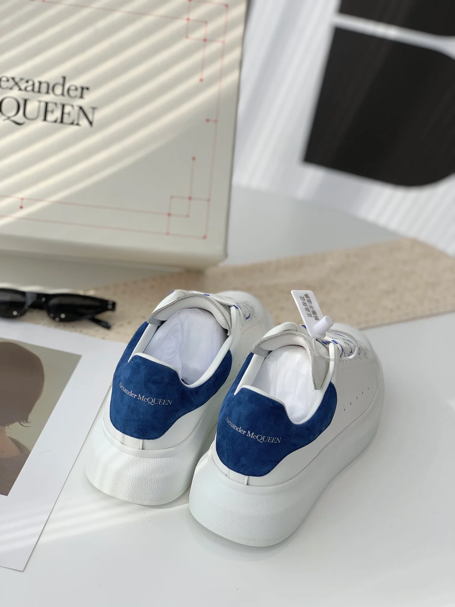 McQueen - Улучшенные классические белые кроссовки - Темно-синие