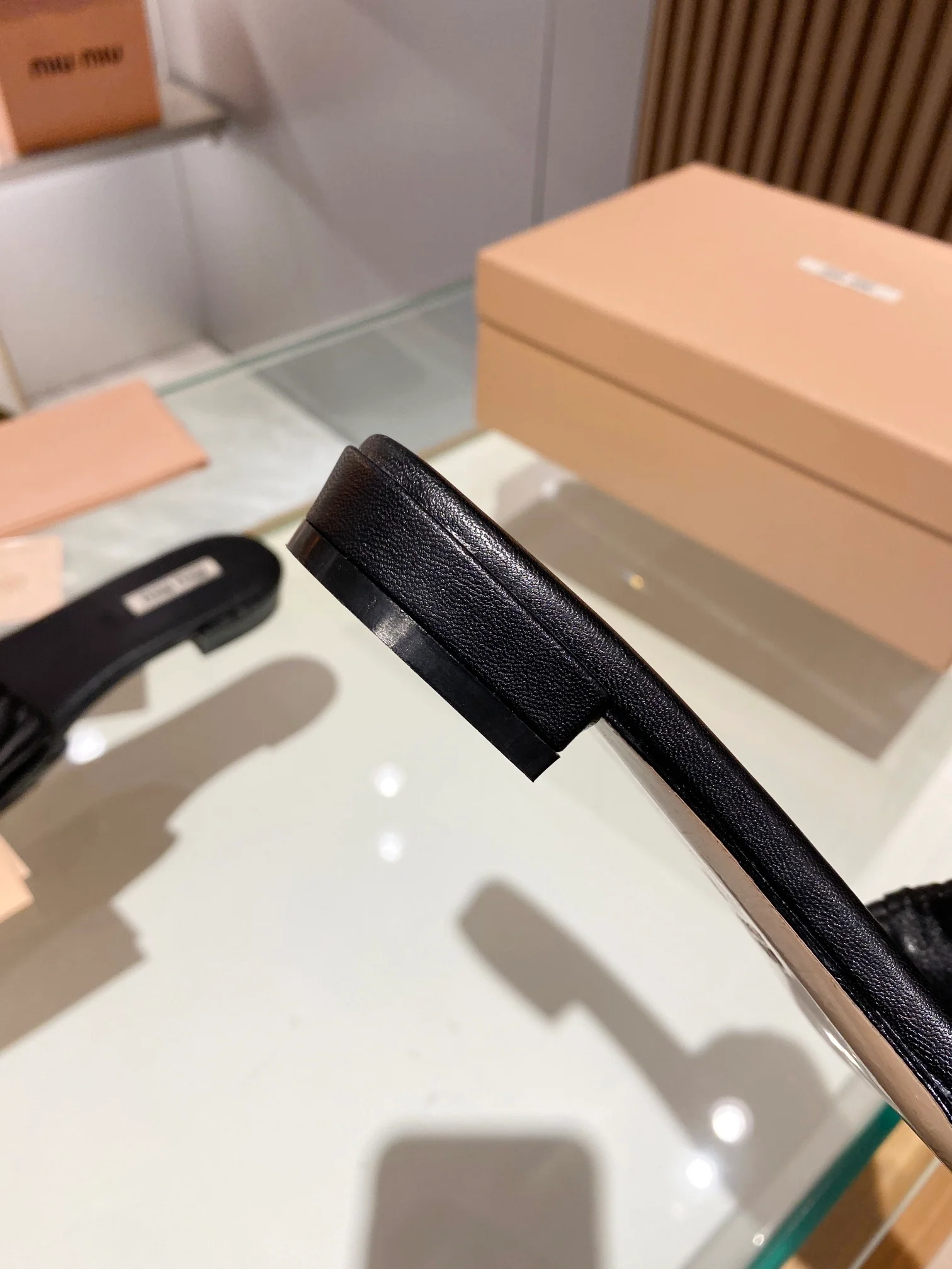 Новинка весны 2023 года от Miu Miu - плоские тапочки - черные