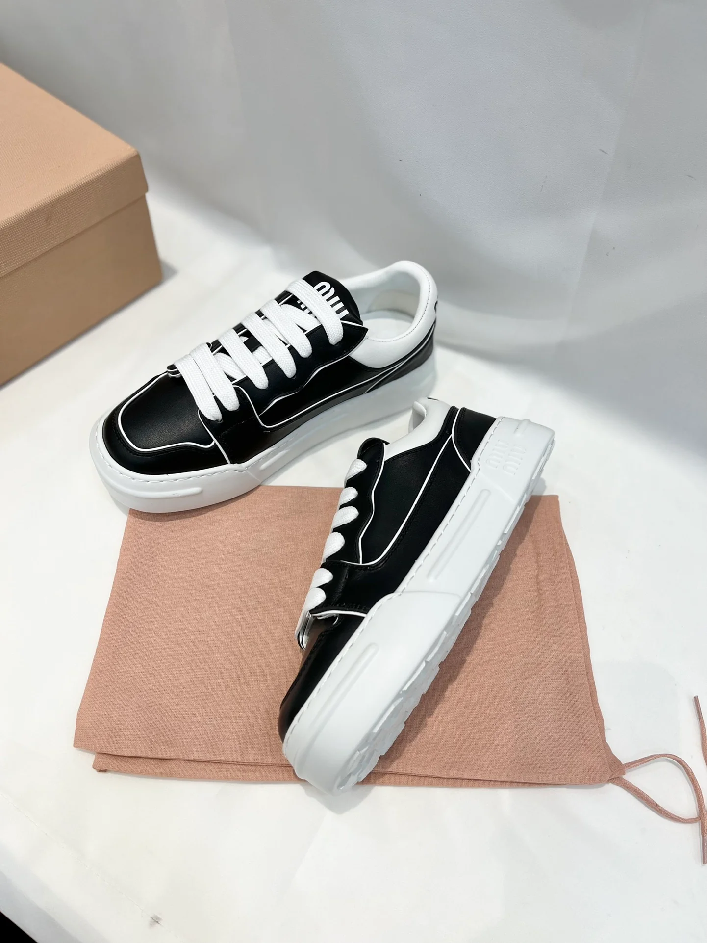 Коллекция Miu Miu 2023 года с подиума - повседневные туфли на платформе.