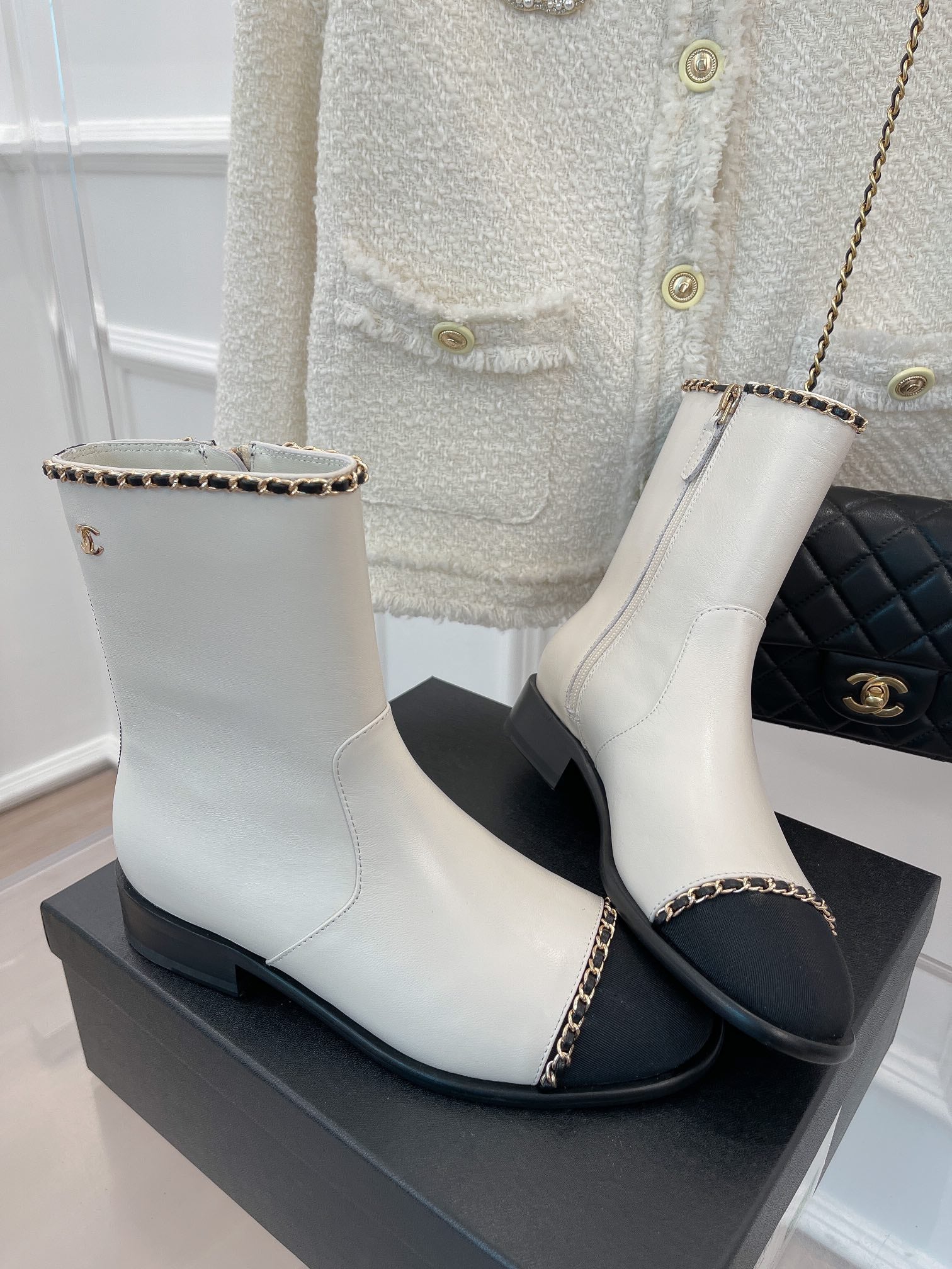 Новинка сезона осень/зима 2023 от Chanel - Ботильоны на массивном каблуке с цепочкой - Белые