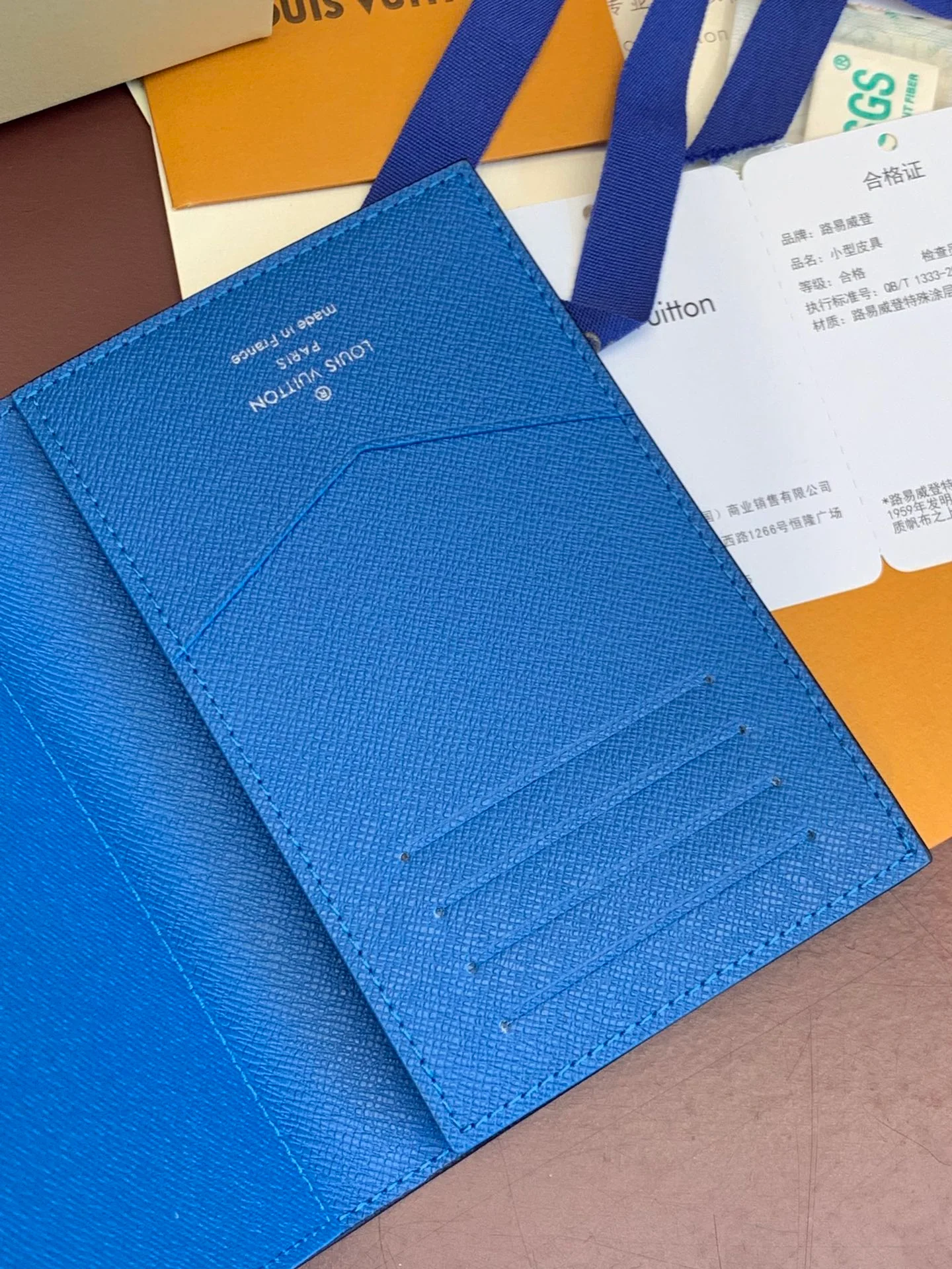 LV-m31030-Держатель для паспорта