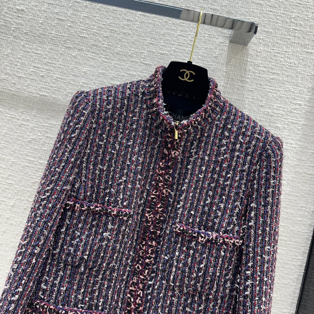 Куртка Chanel 2403 с воротником-стойкой, застежкой-молнией и узором ?бабочка?.