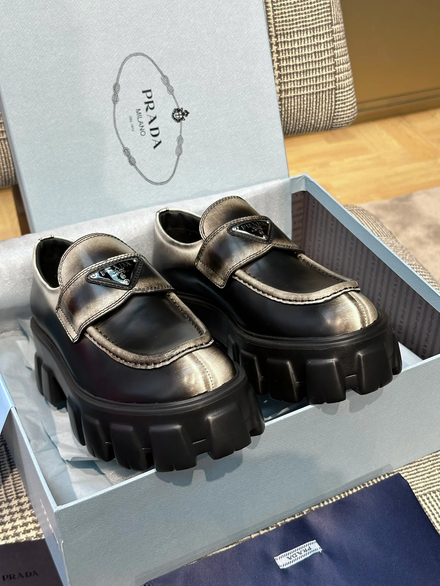 Лоферы на платформе Prada 2024 - серые