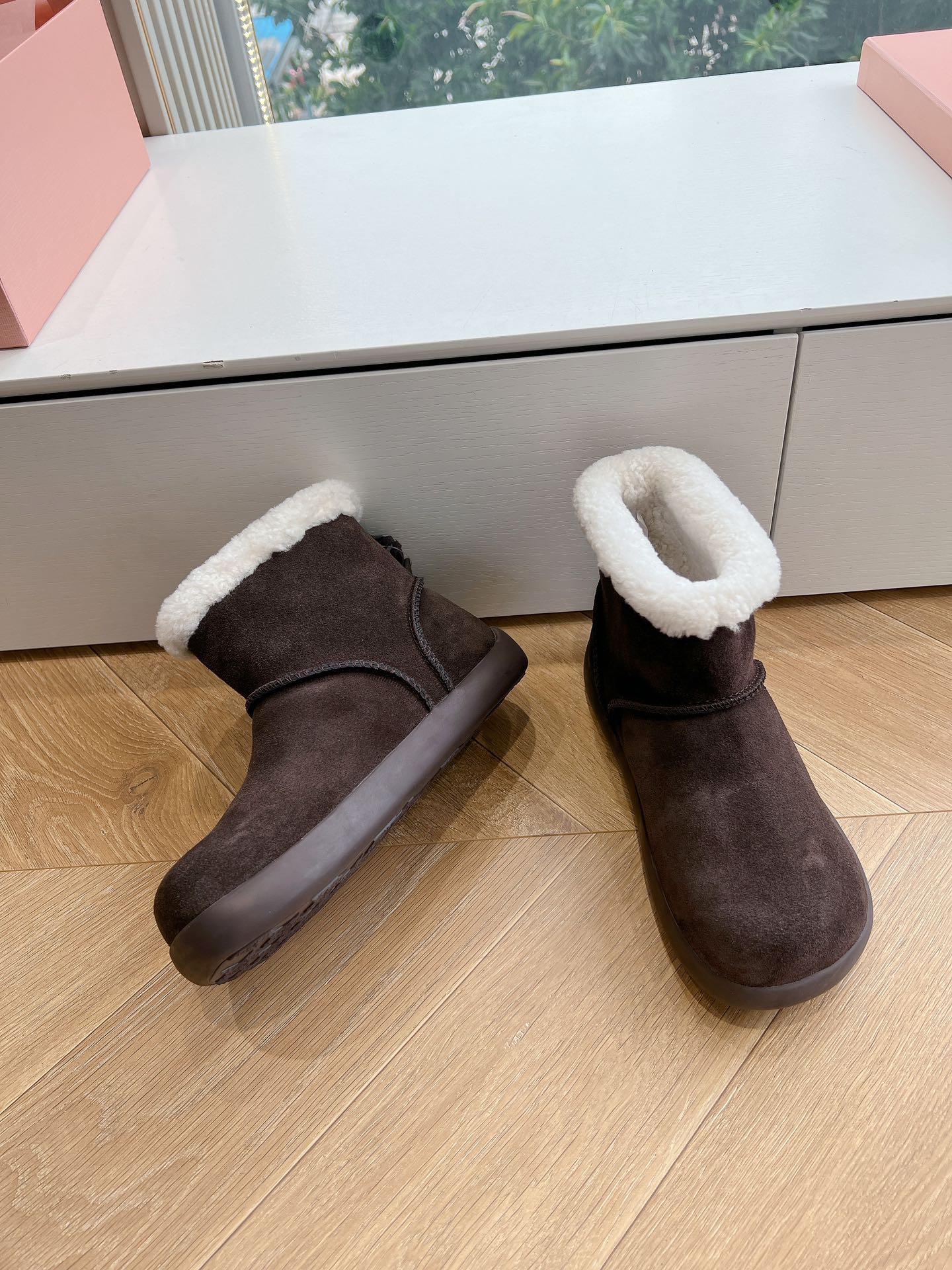 Снежные сапоги Miu Miu 2024 — темно-коричневые