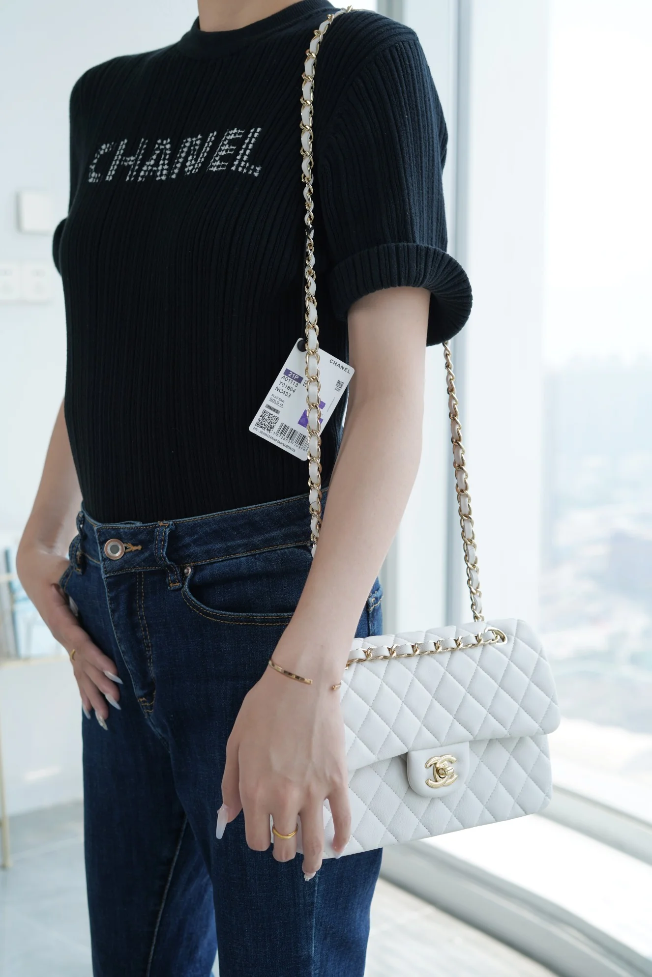 Классическая сумка Chanel с клапаном - белая.