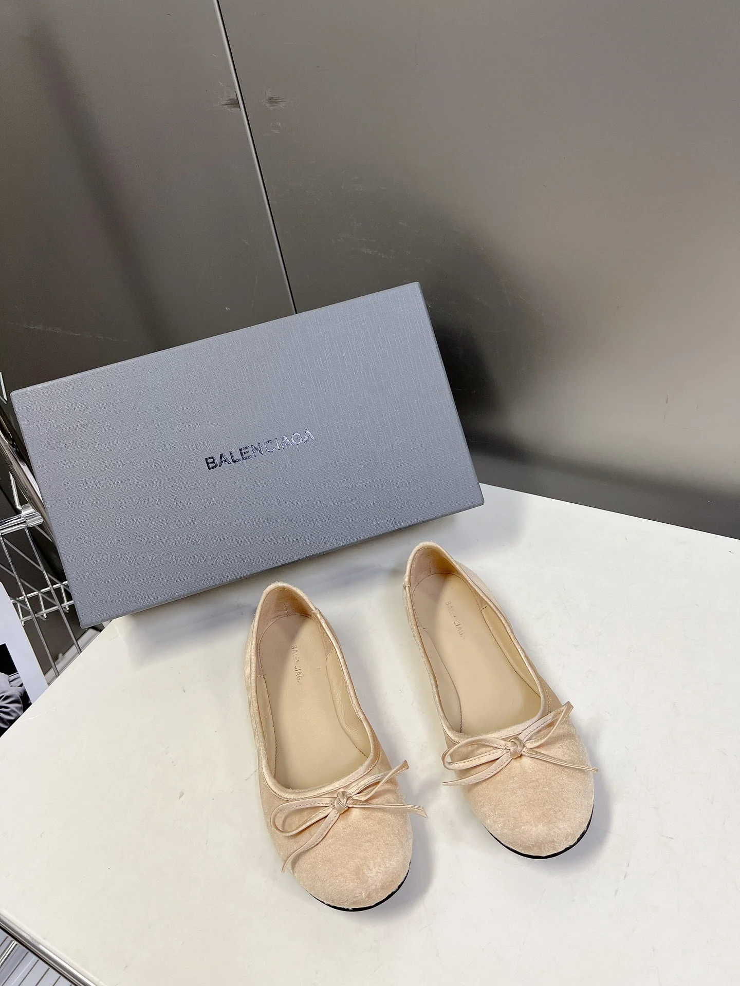 Коллекция Balenciaga 2023 года с подиума - Балетки - Абрикосовый цвет