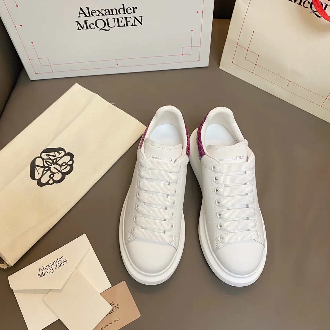 Белые кроссовки McQueen с фиолетовым тиснением под крокодиловую кожу.