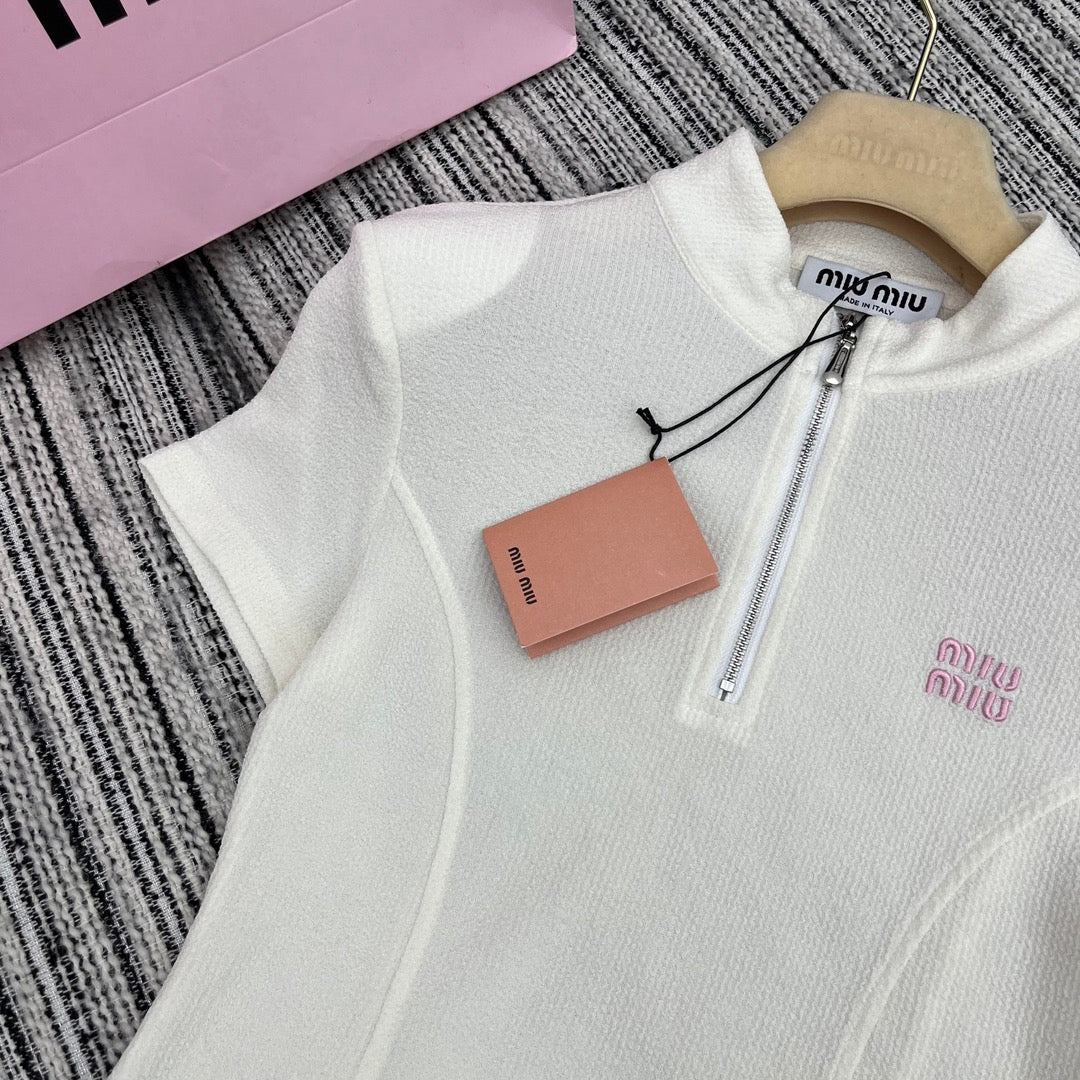 Miu Miu - 2404 - Коллекция весна/лето 2024 - Новый костюм Miu с воротником-стойкой, подплечниками и приталенным силуэтом - Белый