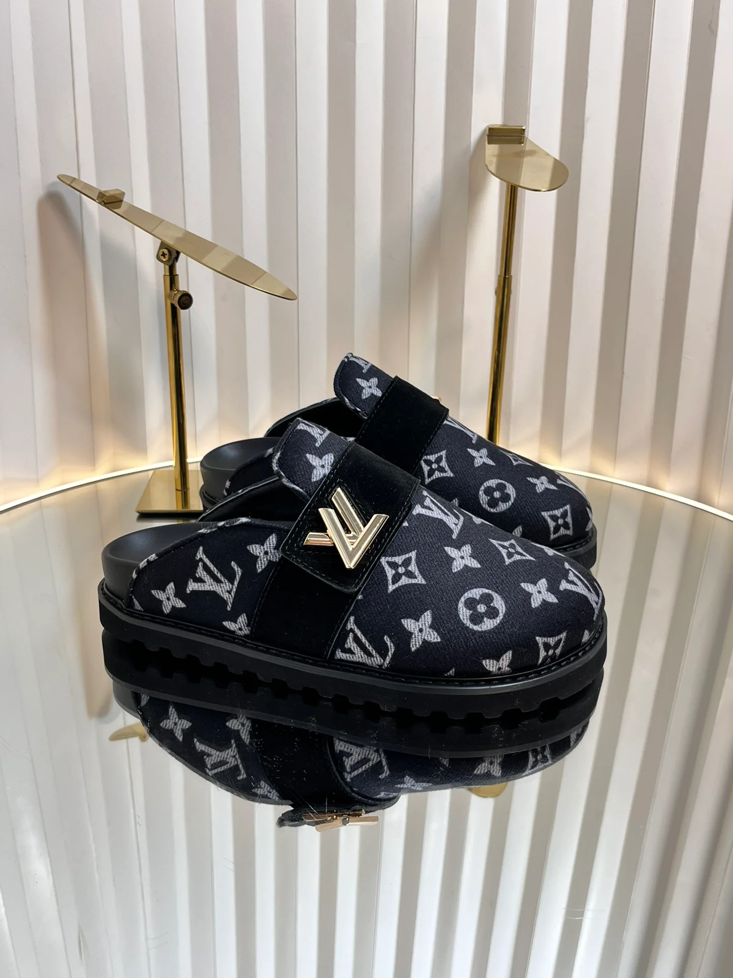 Тапочки с логотипом LV-2024 - черные