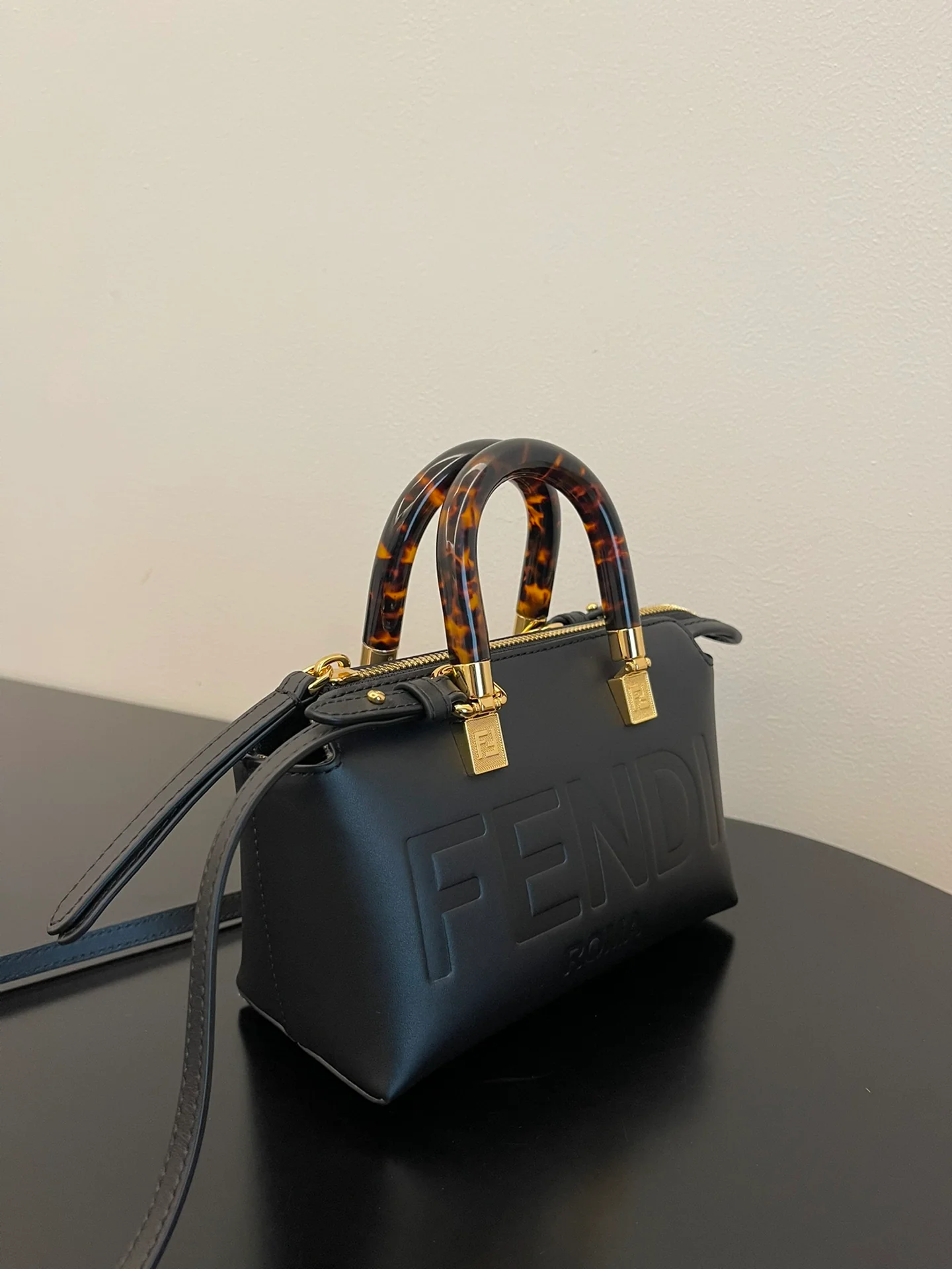 Мини-сумочка Fendi bytheway Boston черного цвета.