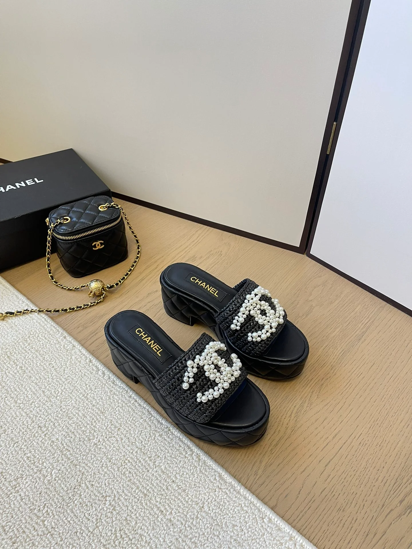 Сандалии Chanel 2024 на платформе с жемчужным принтом - черные