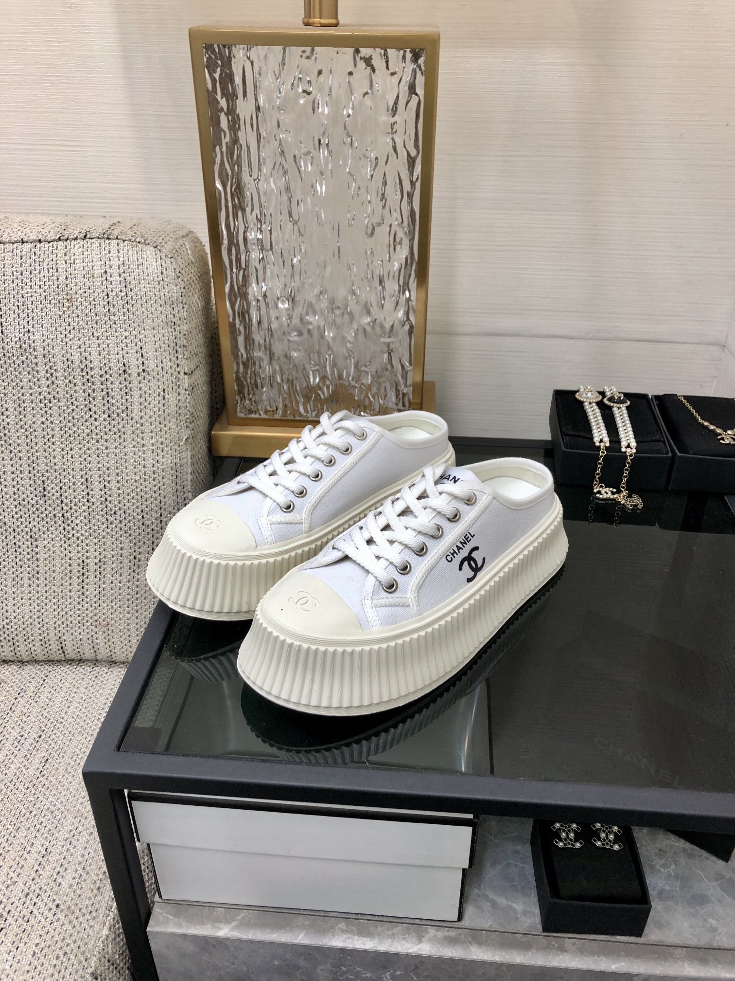 Новинка сезона весна/лето 2023 от Chanel - Тапочки на платформе из парусины - Белые