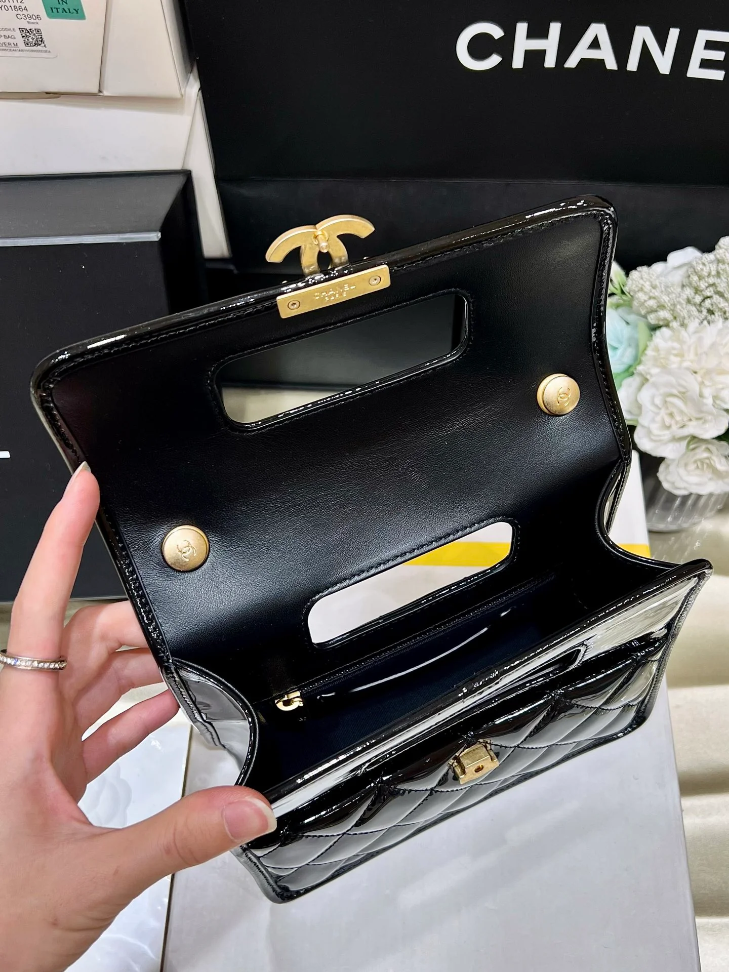 Новинка сезона весна/лето 2023 от Chanel - Лакированная кожа - Сумка-конверт