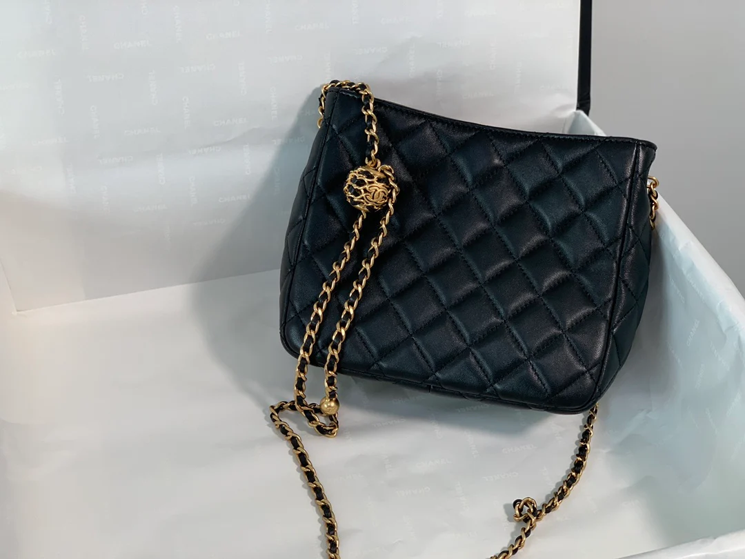 Коллекция Chanel Весна/Лето 2022 - Сумка-хобо Golden Globe - Маленькая - 1