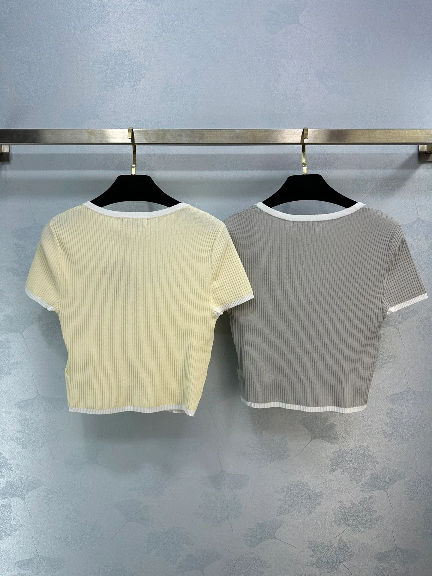 Miu Miu-2404-24 Весенняя шелково-хлопковая блузка с U-образным вырезом и короткими рукавами-1