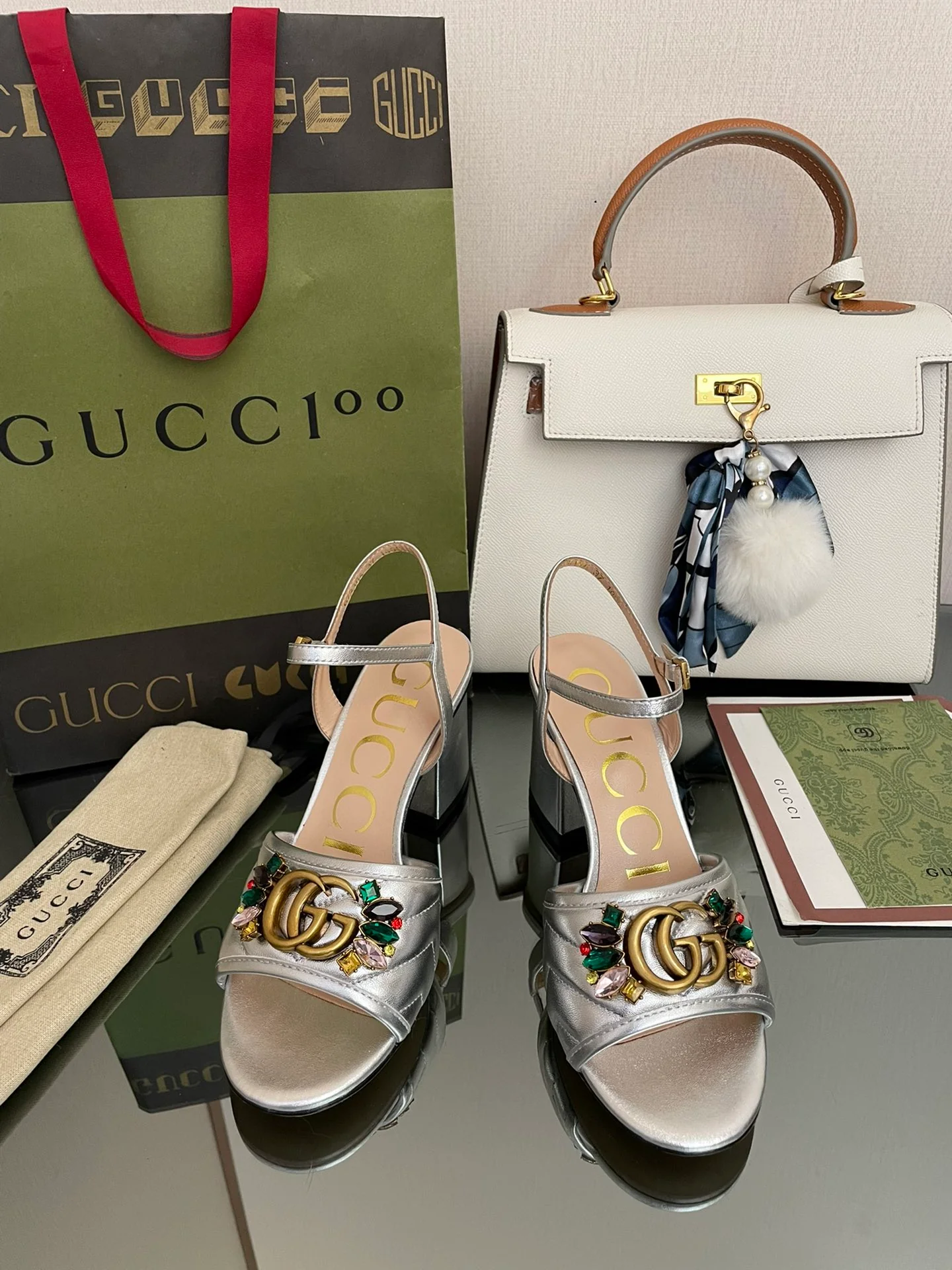 Босоножки Gucci 2022 на низком каблуке, украшенные стразами.