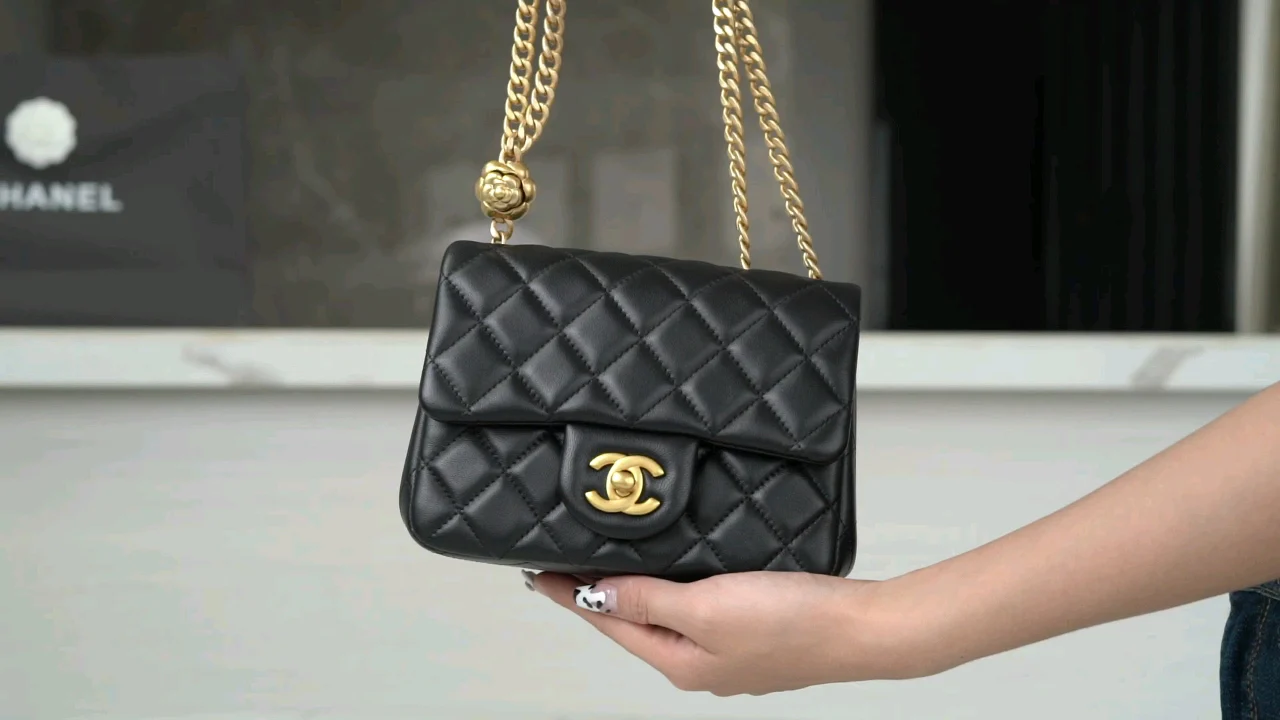 Пряжка Chanel 23 в стиле ?Камелия? — черная.