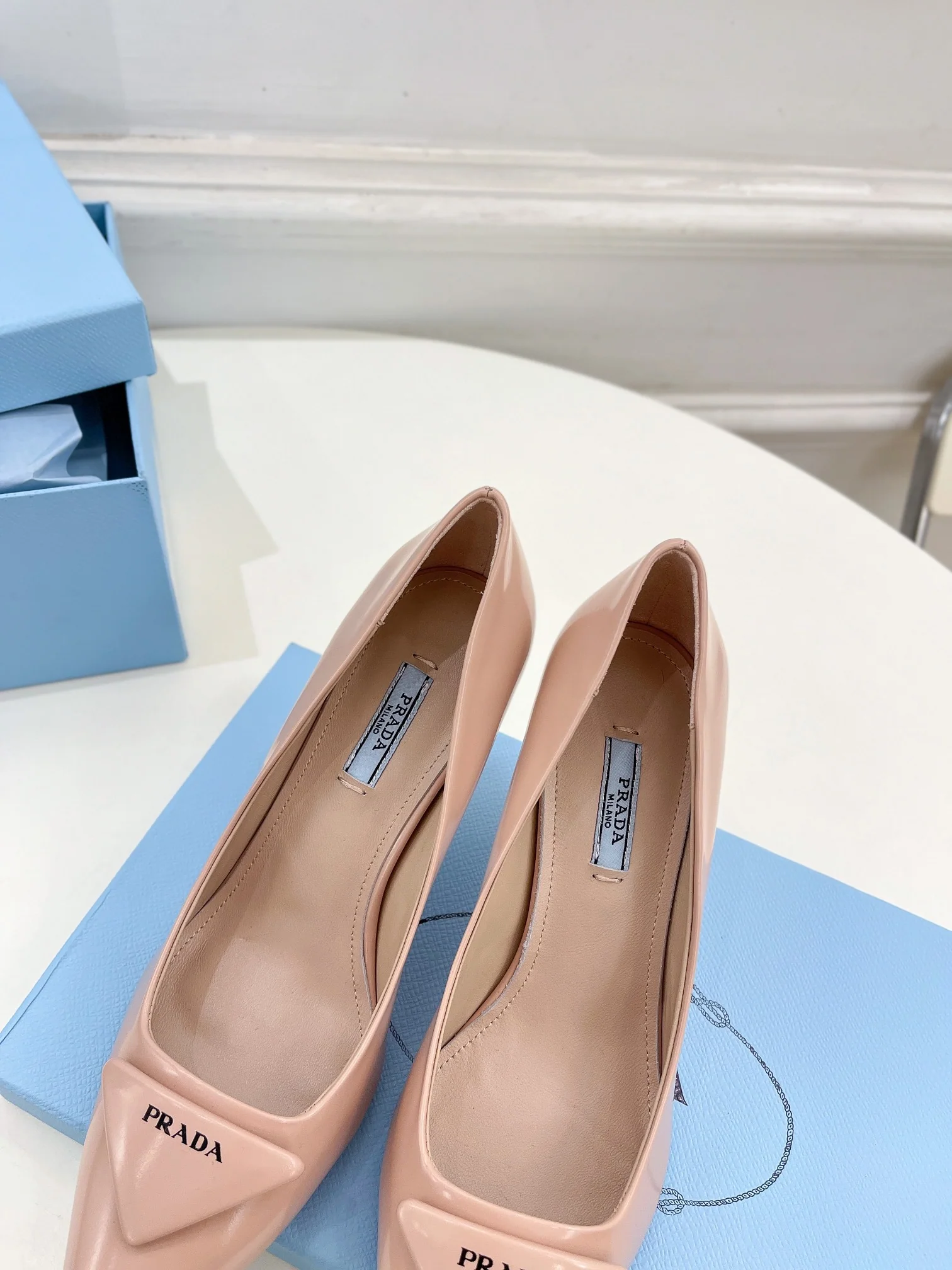 Новинка весны 2023 года от Prada - туфли на высоком каблуке с острым носком - розовые.