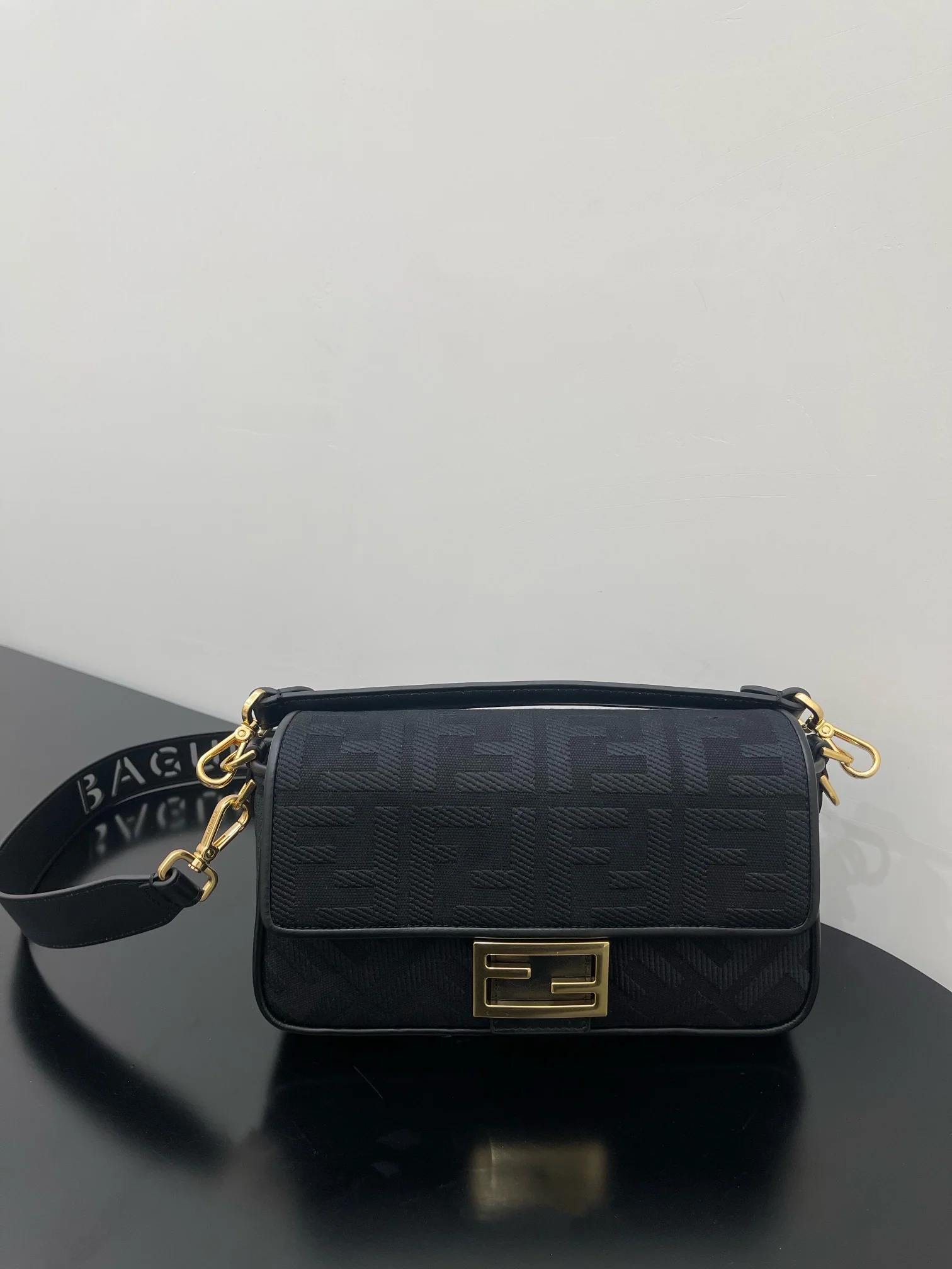 Сумка-багет Fendi с вышивкой - черная