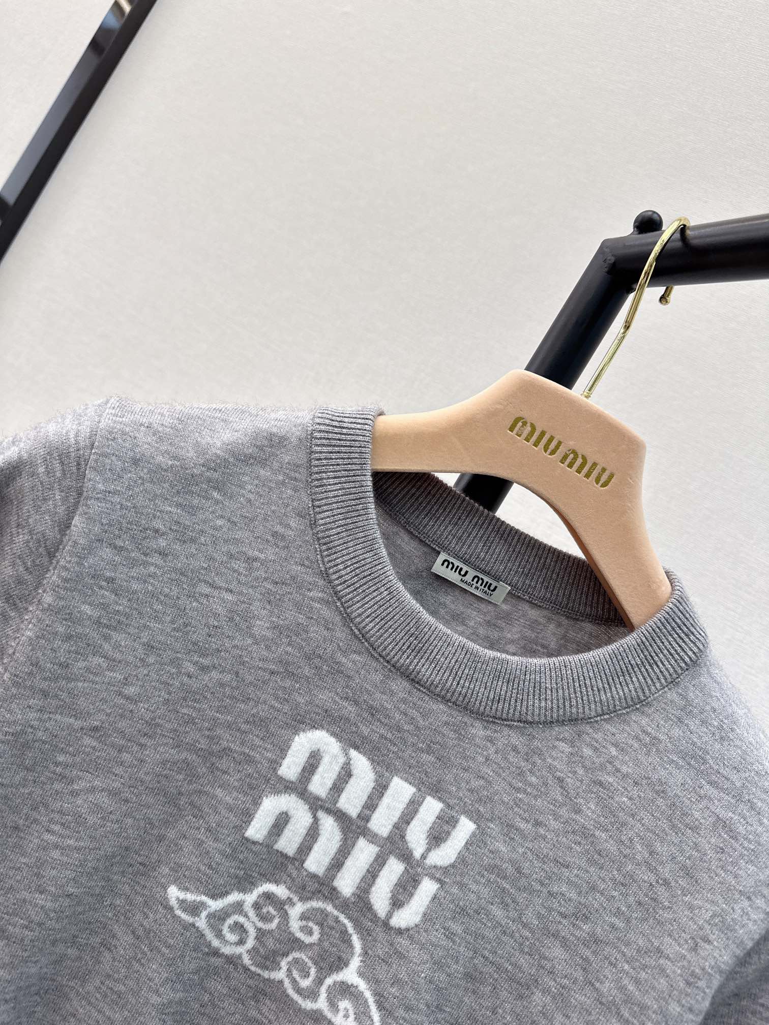 Miu Miu - 2404 - Новинка сезона весна/лето: Классический пуловер с круглым вырезом - Плиссированная юбка - Серый