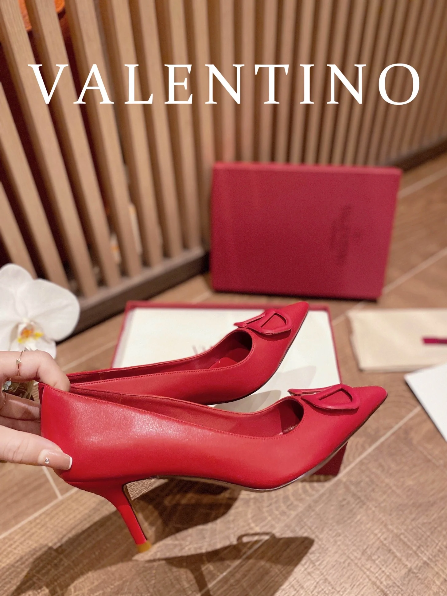 Кожаные туфли Valentino на V-образном каблуке с пряжкой — красные