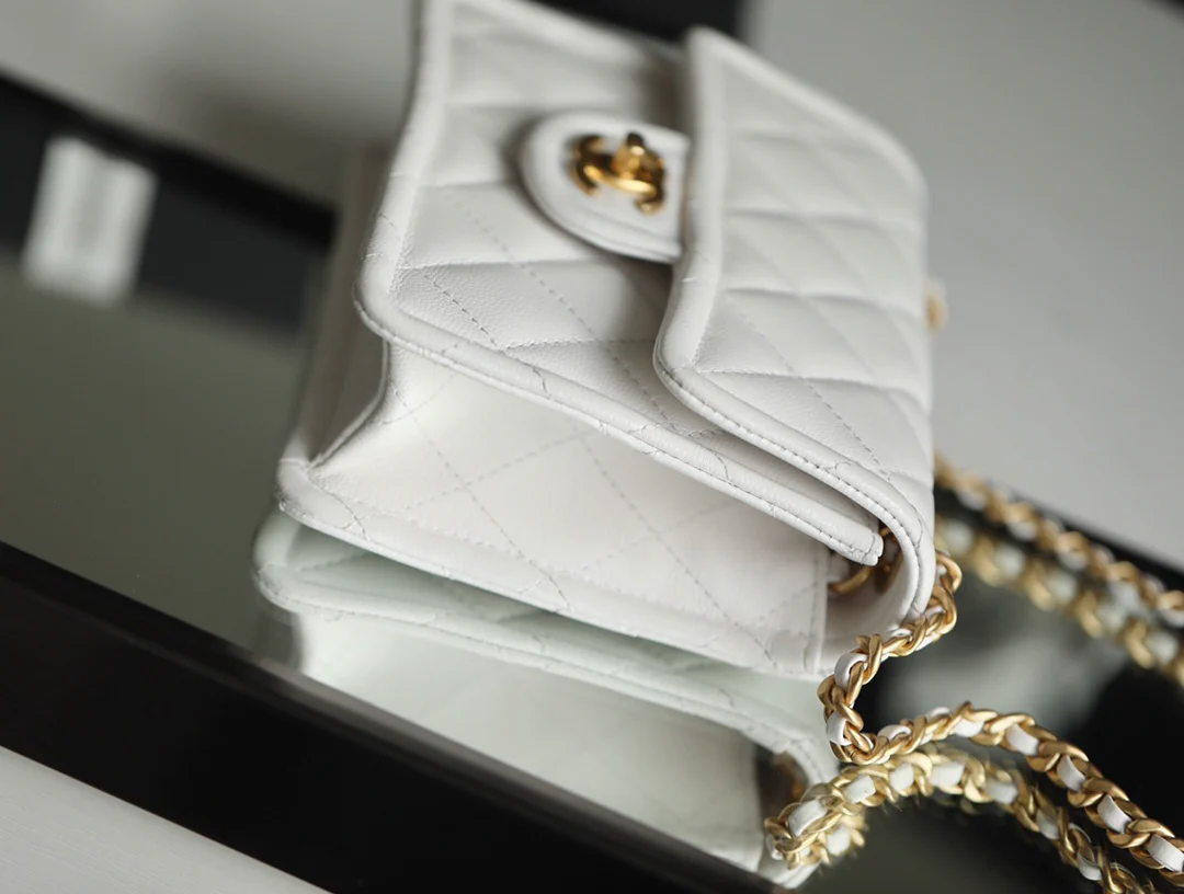 Маленькая булочка из тофу Chanel - белая