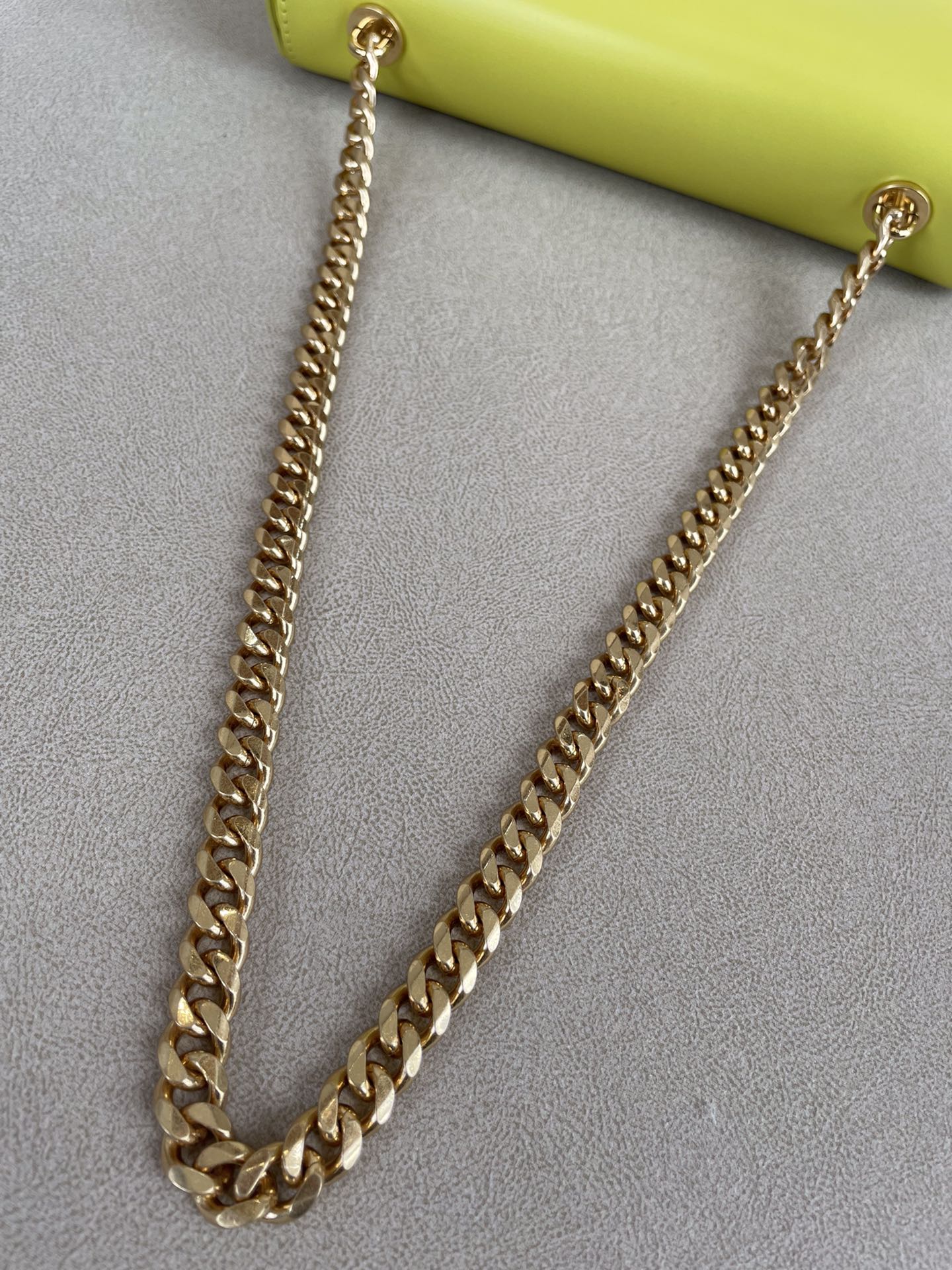 Сумка Celine Triomphe на плечо из глянцевой телячьей кожи с цепочкой — лимонно-желтая.